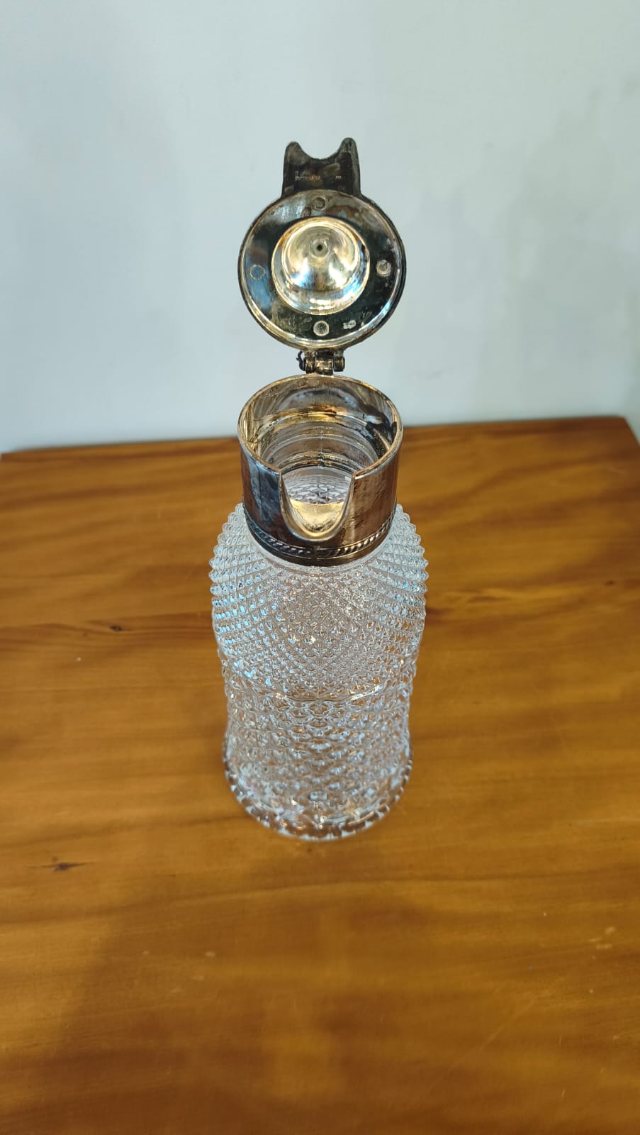 Jarra Antiga em Vidro Prensado Texturizado com Montagem em Metal Prateado – 32 cm