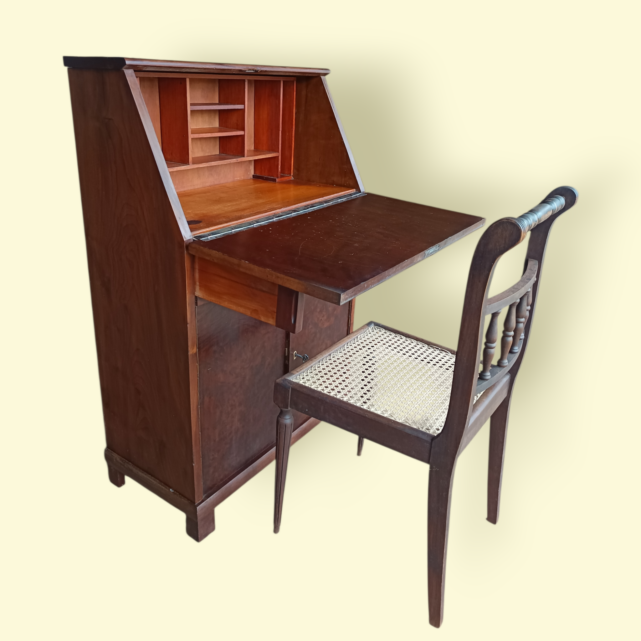 Linda Escrivaninha Secretaire com cadeira em palhinha