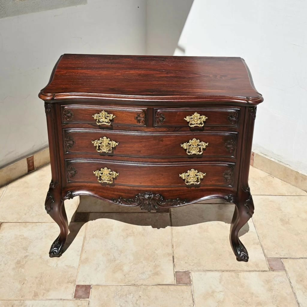 Antiga cômoda Dom José, jacarandá maciço, puxadores em bronze e selo original.