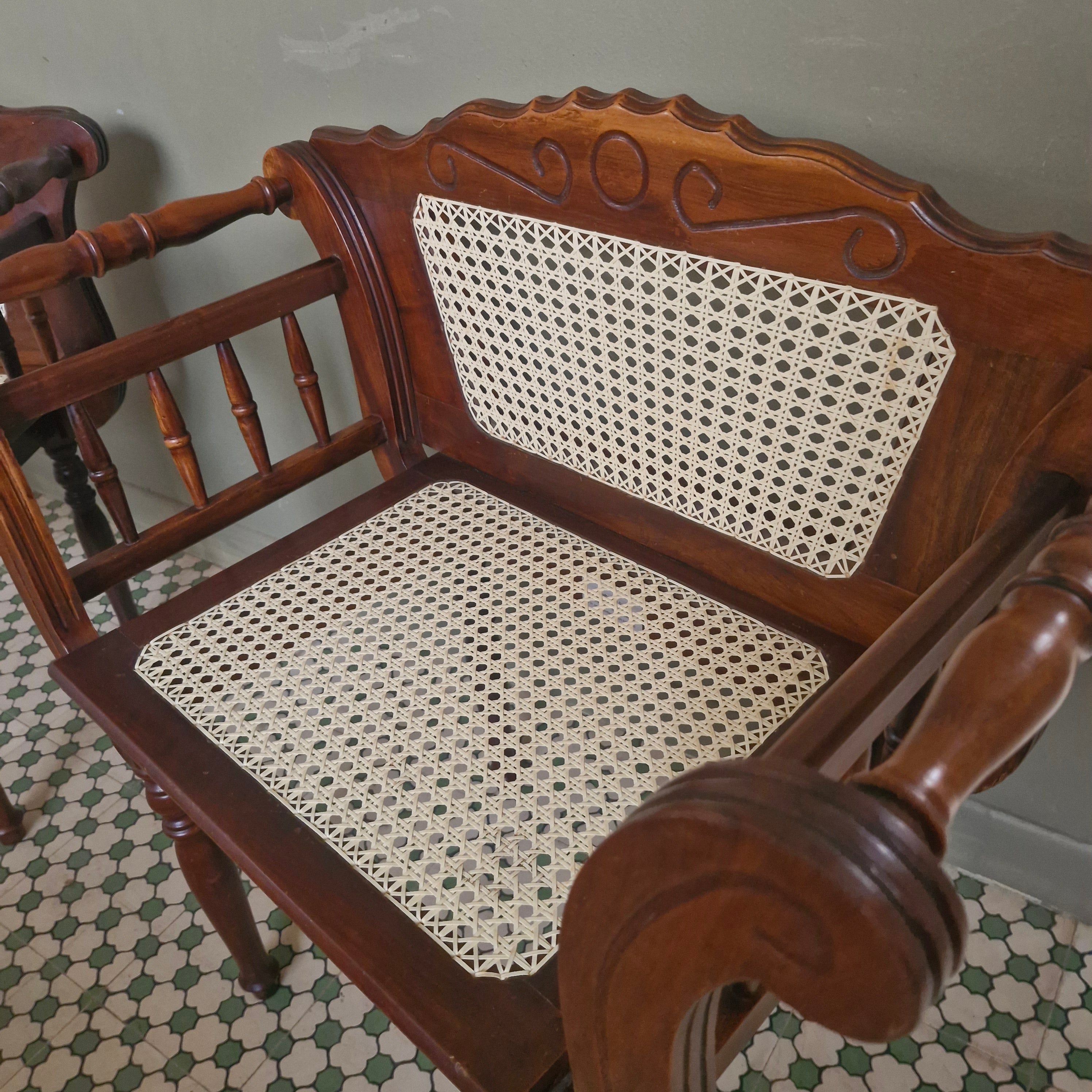 Par de Poltronas com braço estilo Colonial em madeira e palhinha - restauradas 