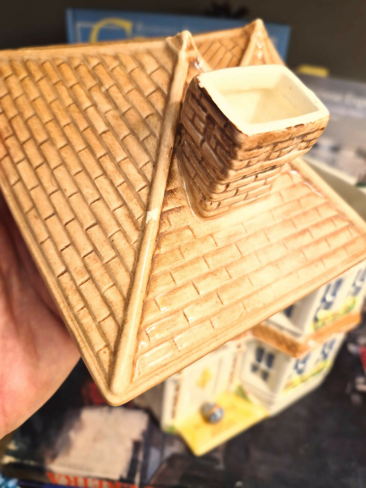 Bicoiteira em cerâmica Weiss, anos 80, em formato de casinha para a coleção Avon Townhouse. Modelo Grande. Linda!