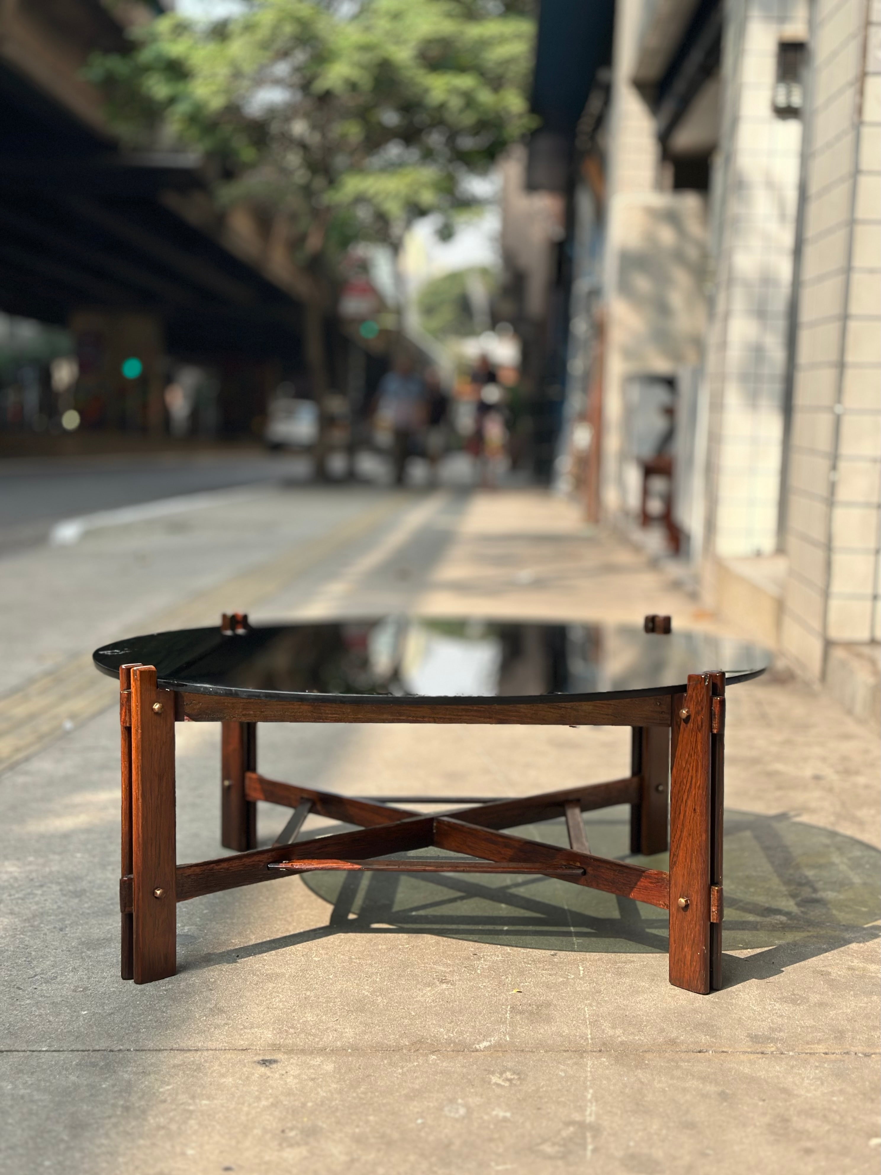 Mesa de Centro redonda em Jacarandá com vidro Fumê