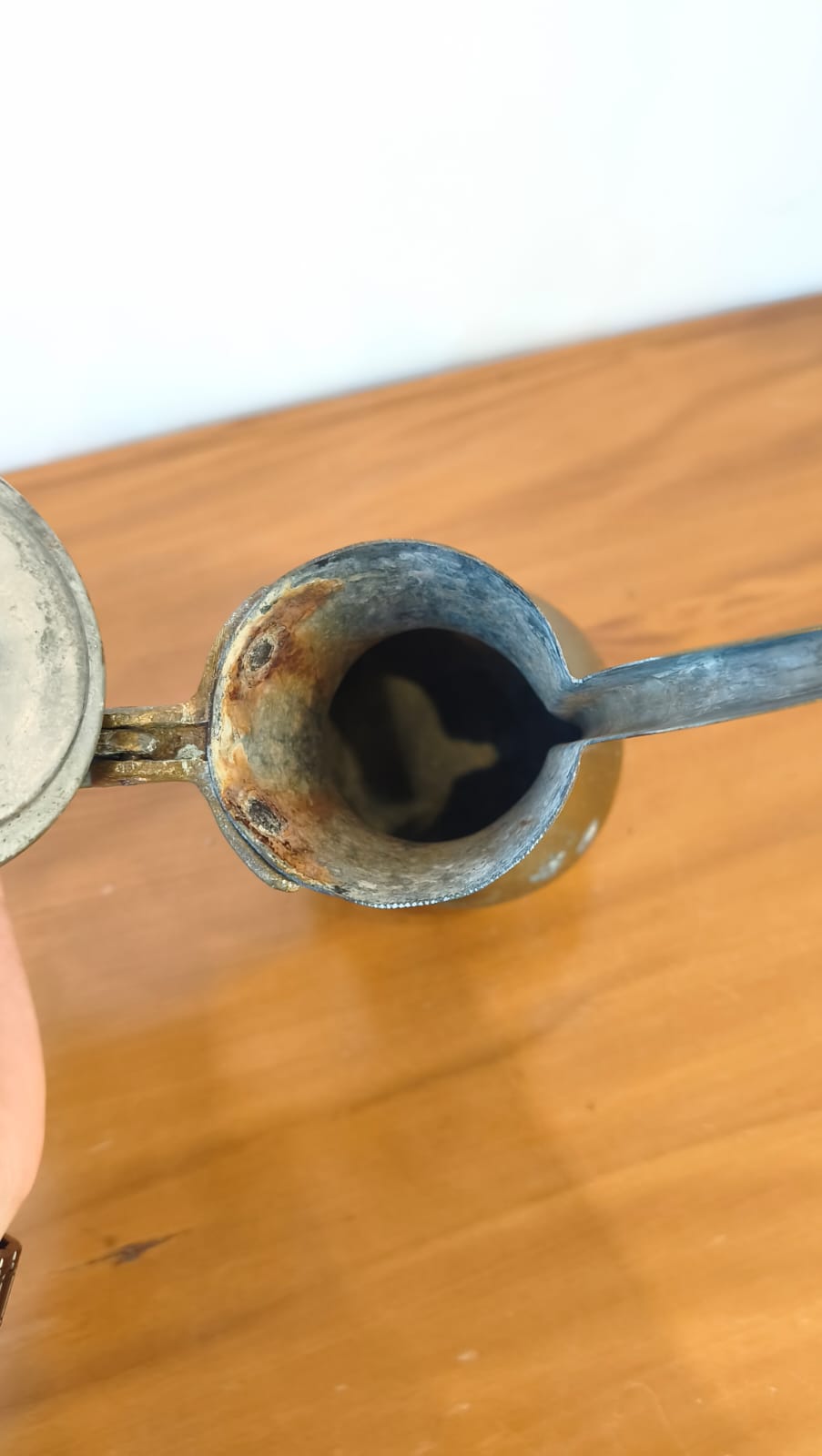 Cafeteira Árabe Tradicional Dallah em Latão com Pátina Natural – 30 cm