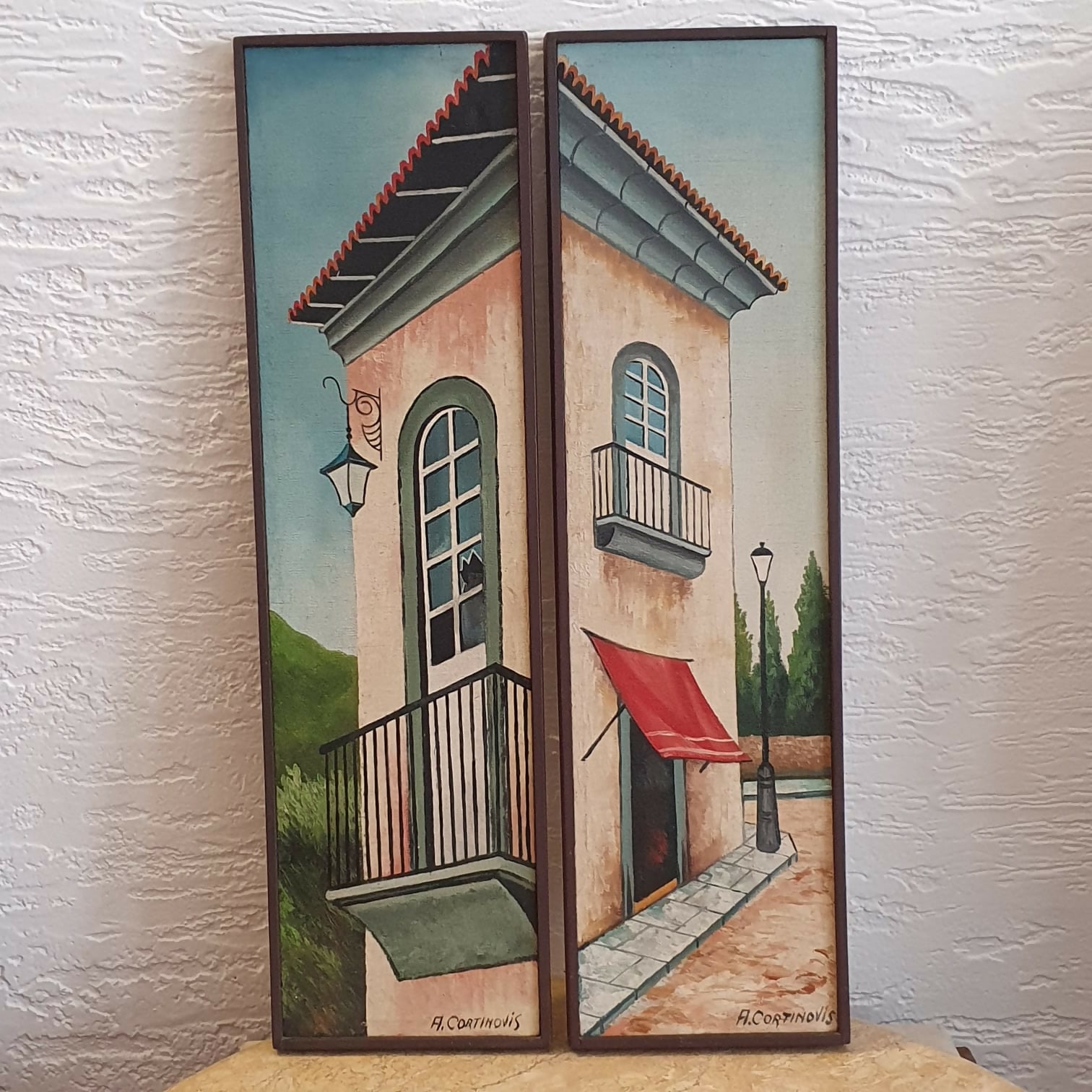 Par de quadros com pintura a óleo sobre tela, representando lindo casario. Perfeito estado!