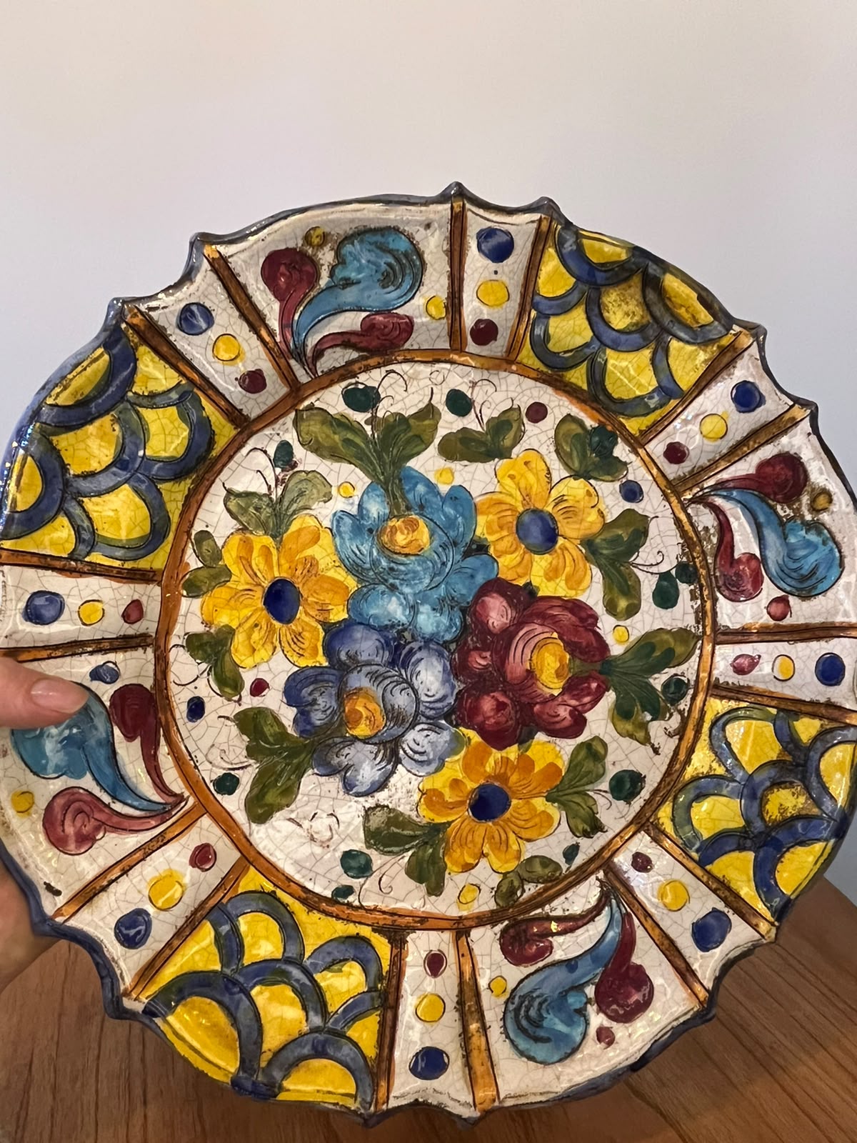 Prato decorativo em majólica italiana pintado à mão com flores policromadas – 32 cm