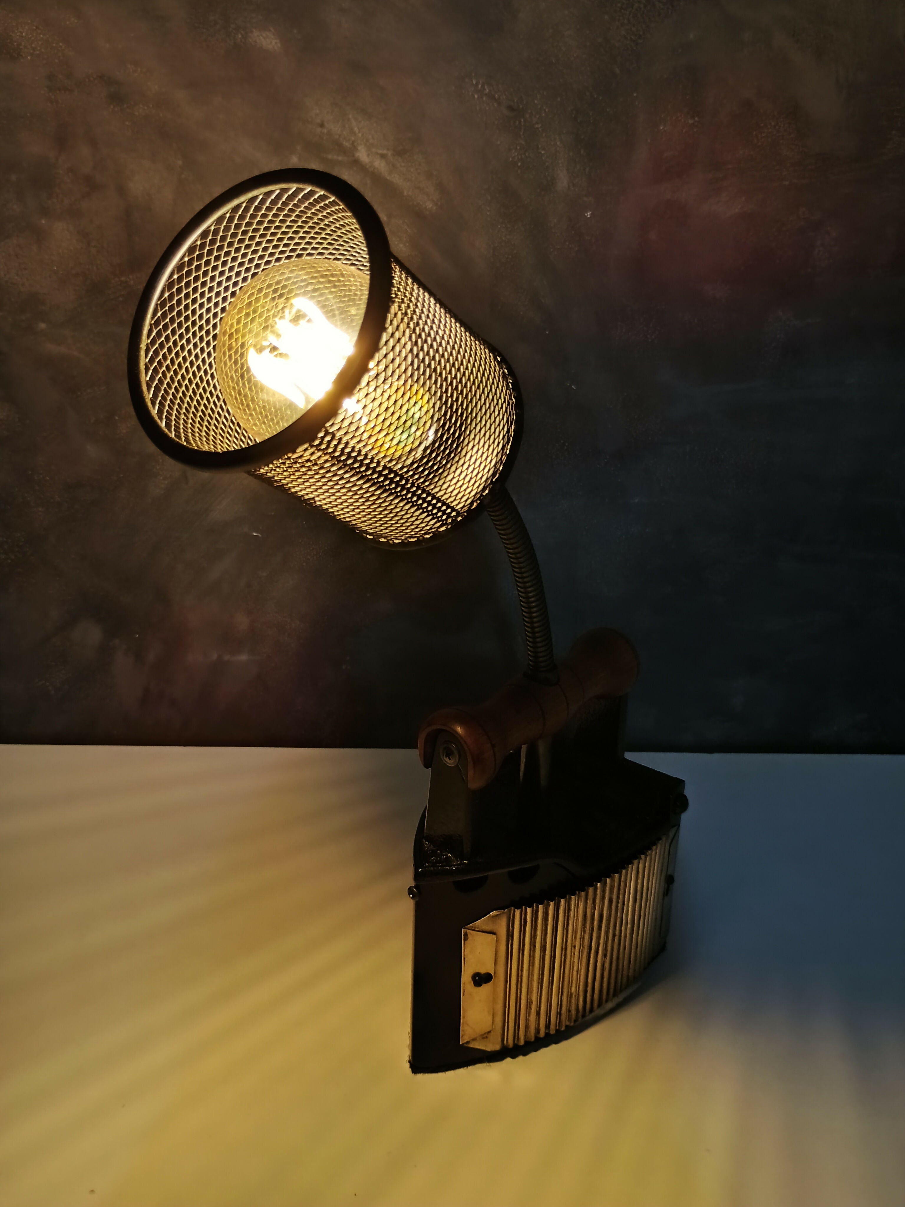 Luminária Ferro de Passar com Cúpula