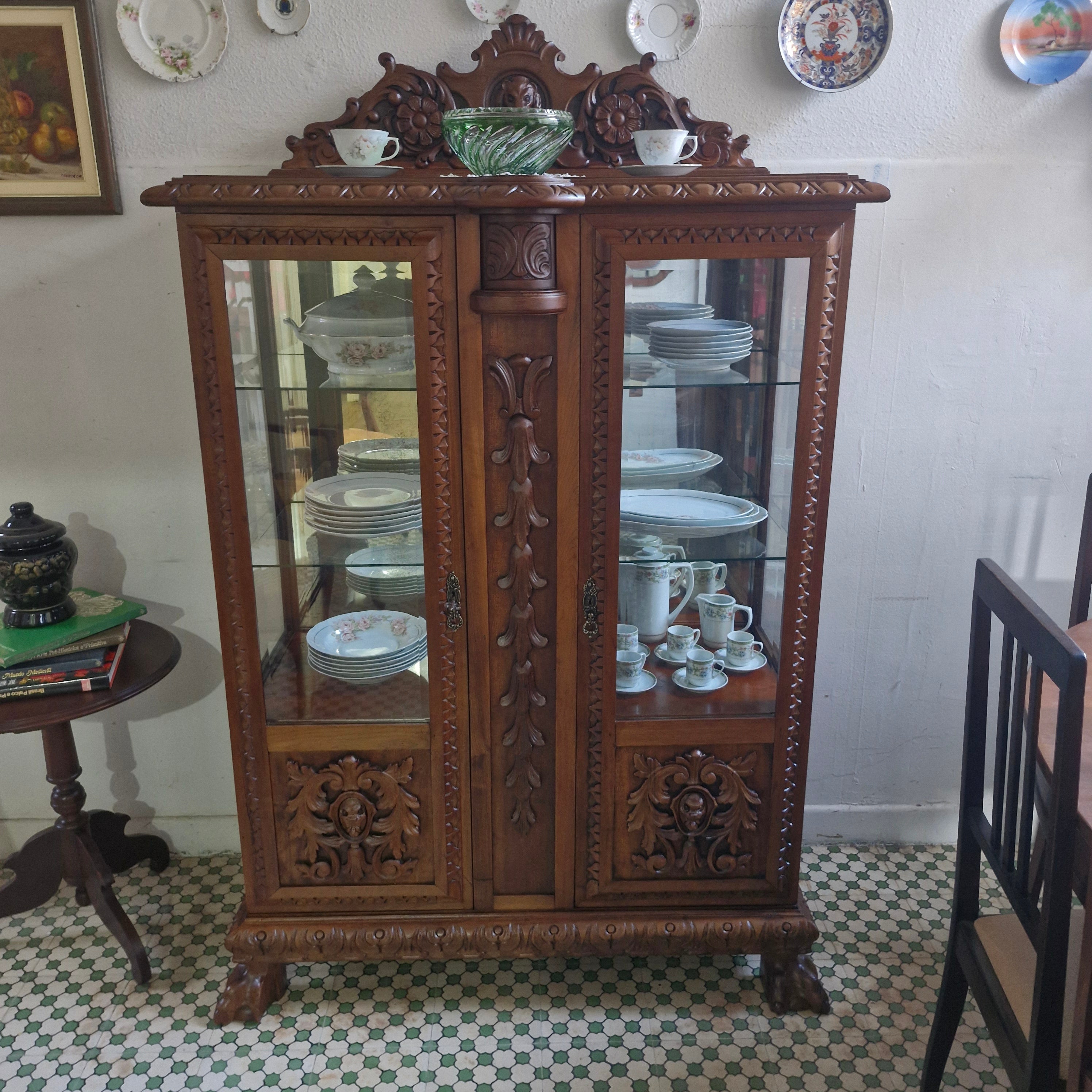 Maravilhosa Cristaleira estilo Renascença portuguesa, com ricos entalhes - restaurada 