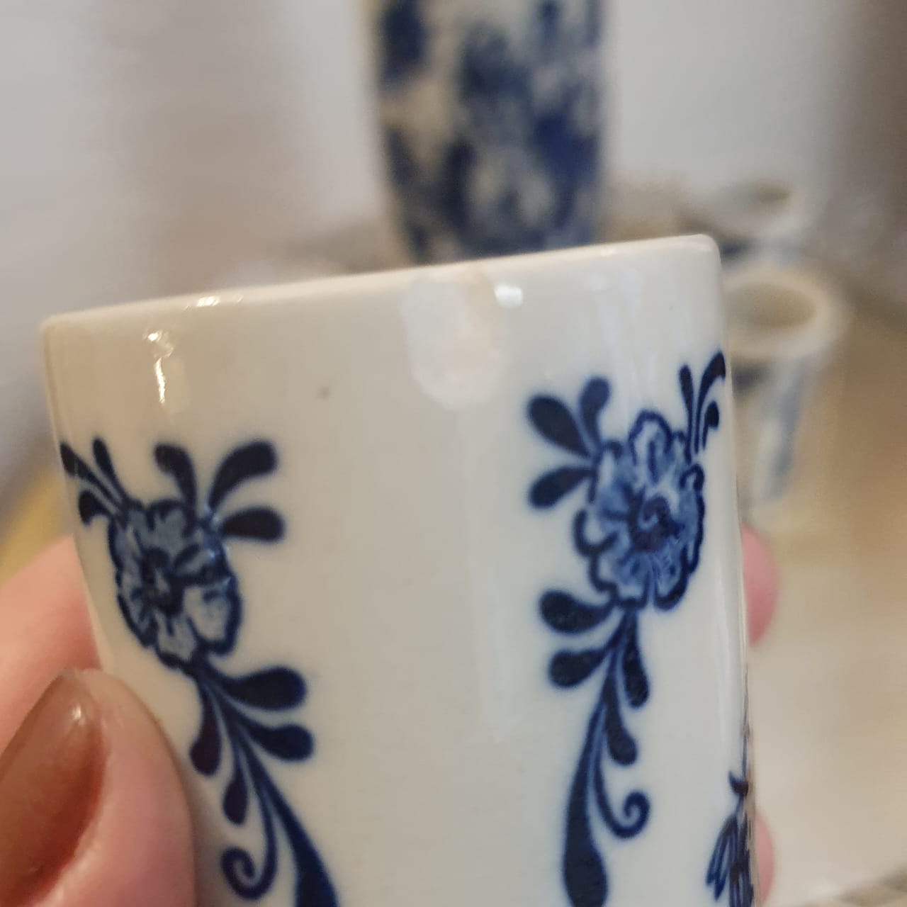 Garrafa licoreira com 6 copinhos em porcelana Ceramarte azul e branco com pintura holandesa, modelo: holandês. 