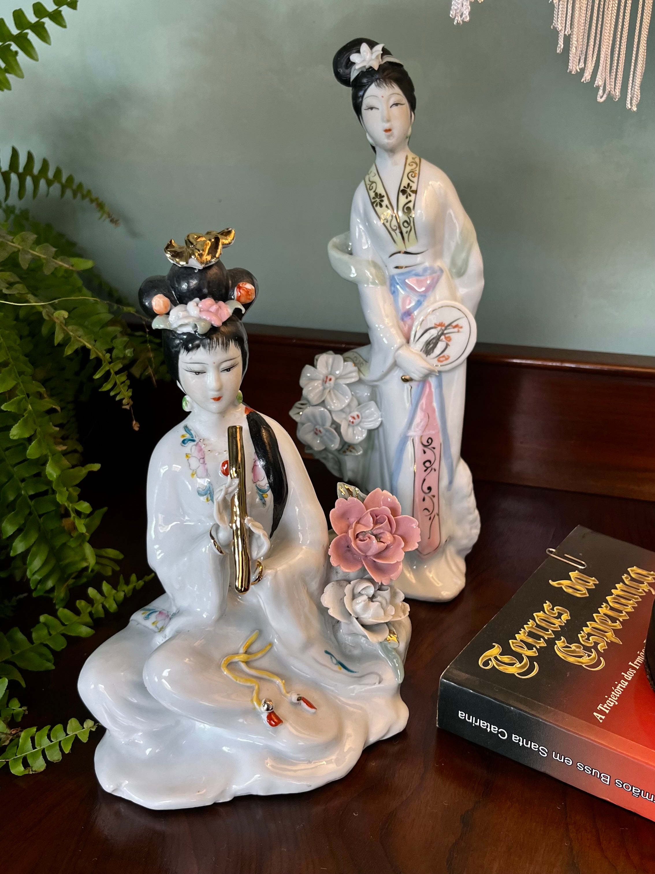 Escultura Gueixa em porcelana decorada