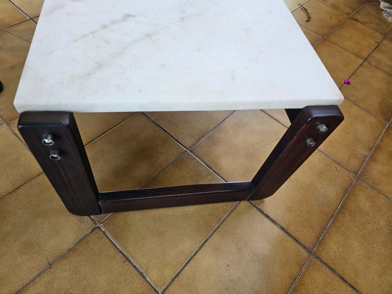 Linda mesa de centro em jatoba maciço e tampo de mármore.