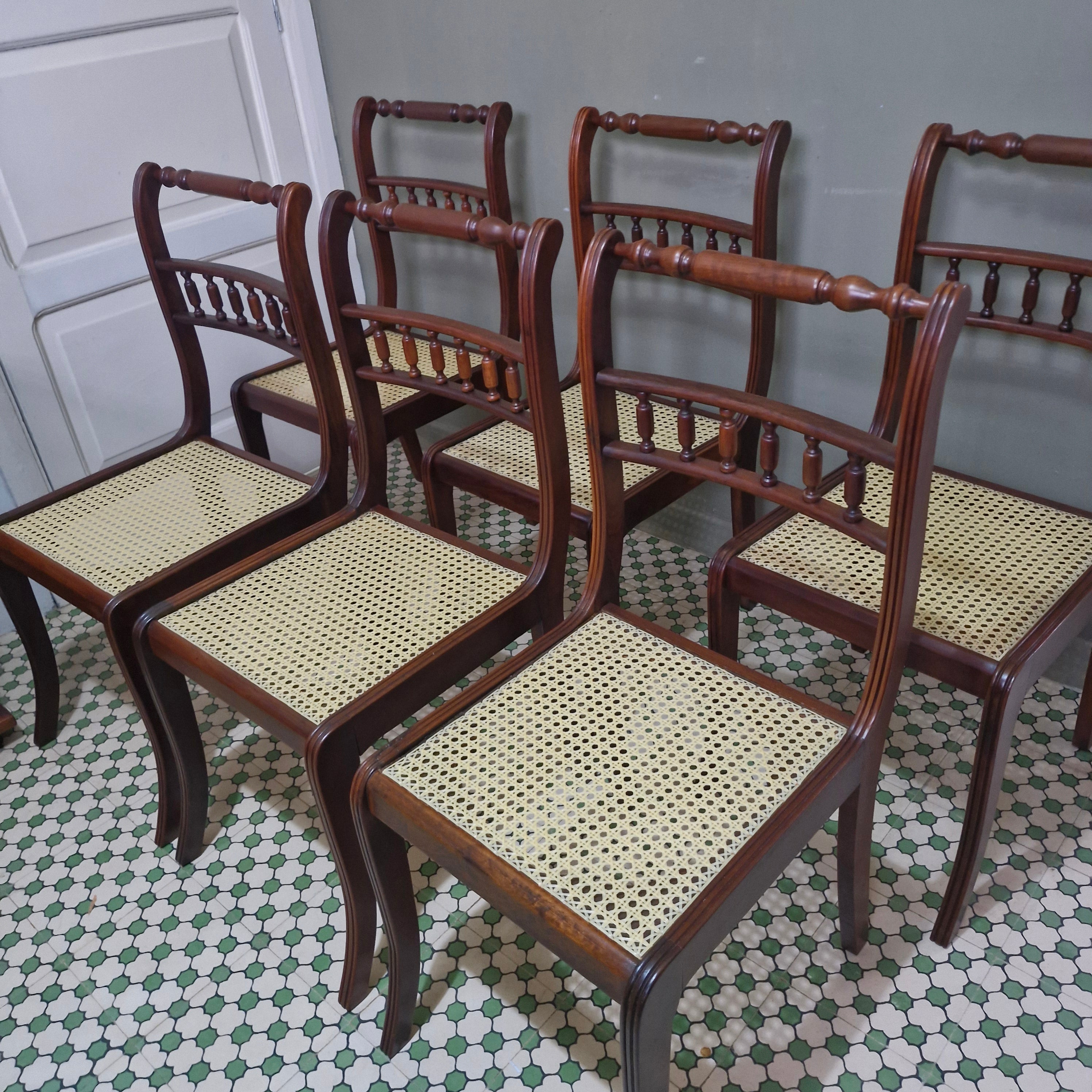 Conjunto com 6 Cadeiras estilo colonial em madeira e assento em palhinha - restauradas 