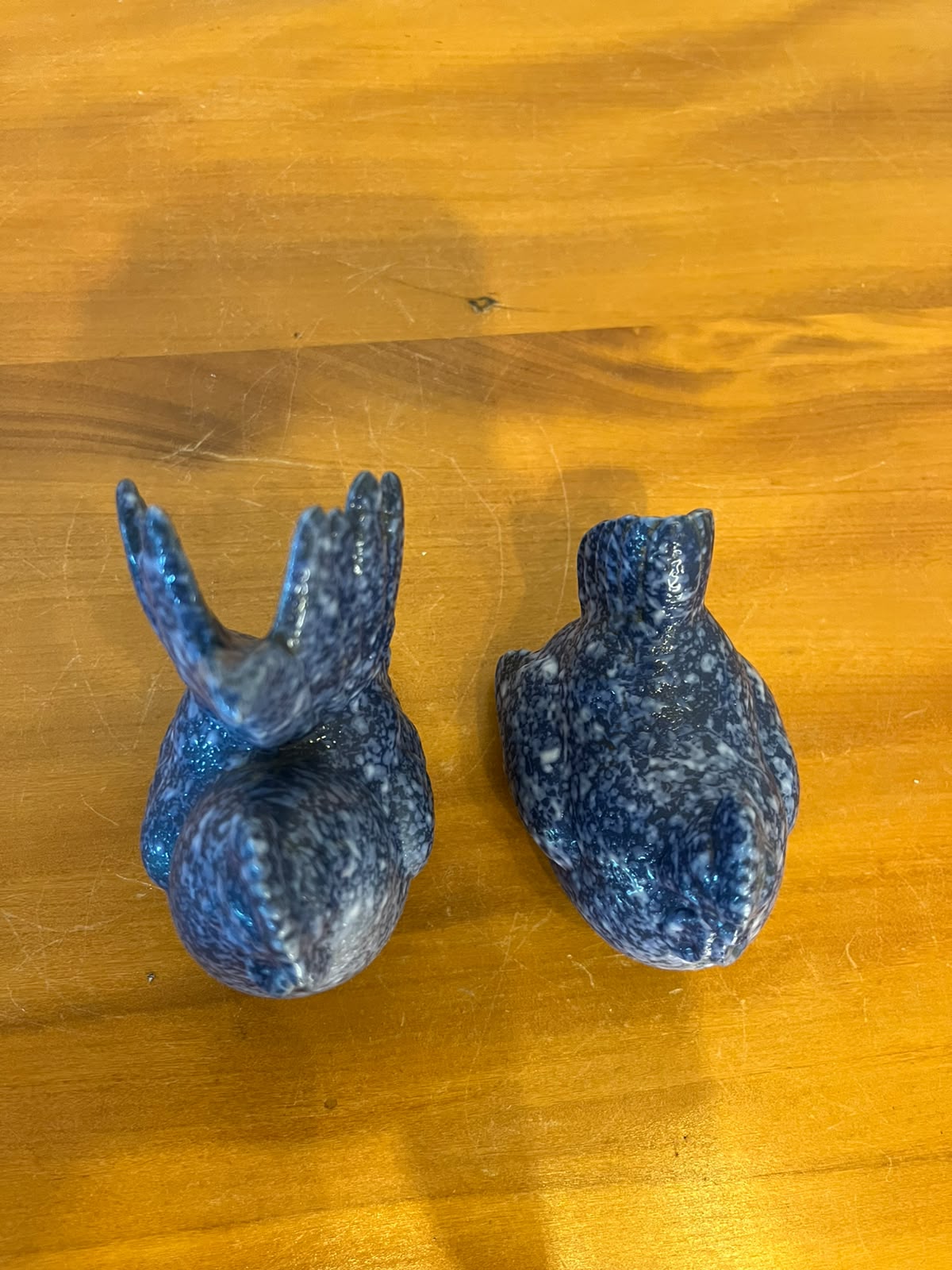 Dupla de aves decorativas em cerâmica azul mesclada – galo e galinha (saleiro e pimenteiro) 