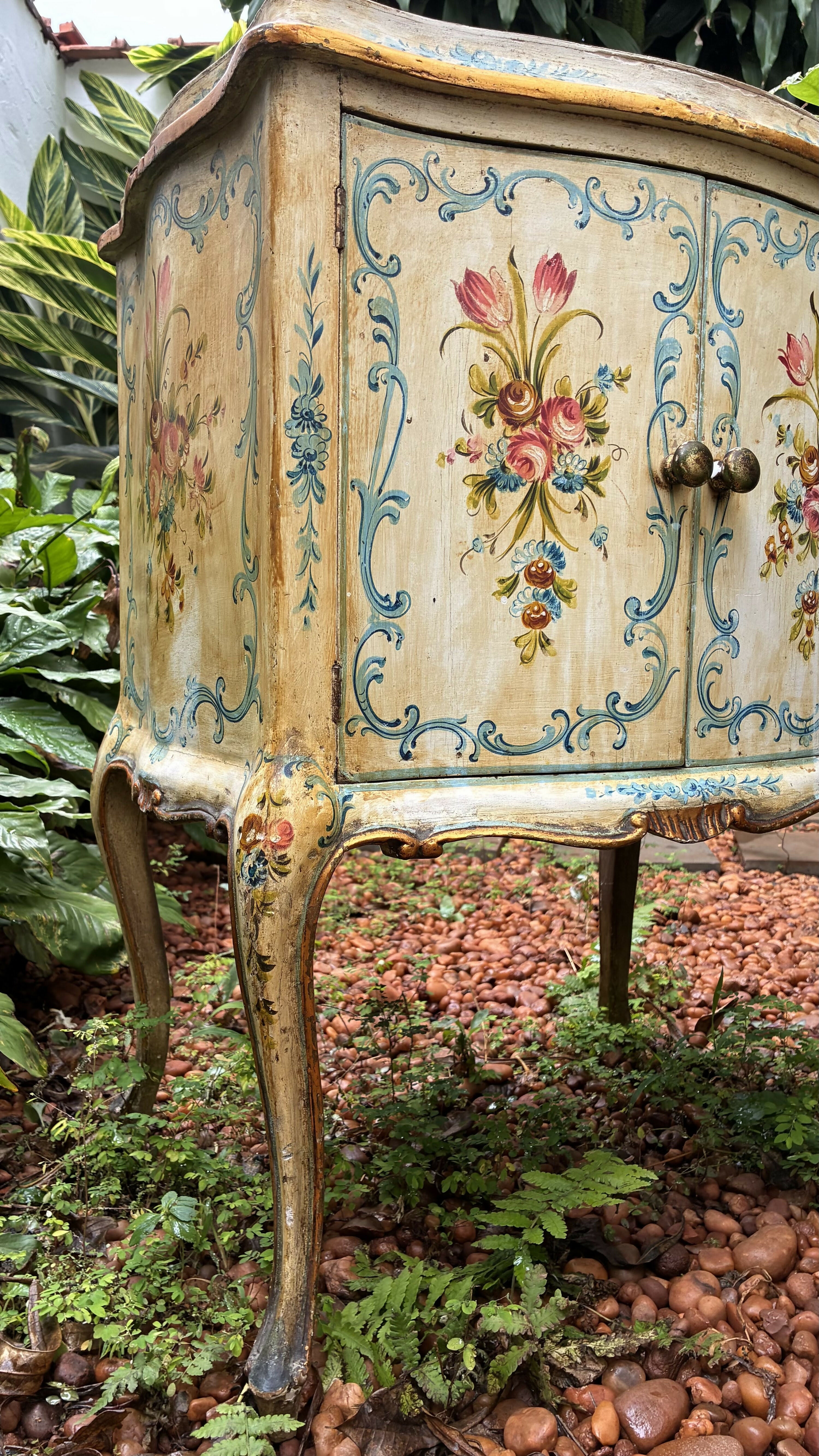 Pequeno Armário estilo veneziano pintado à mão