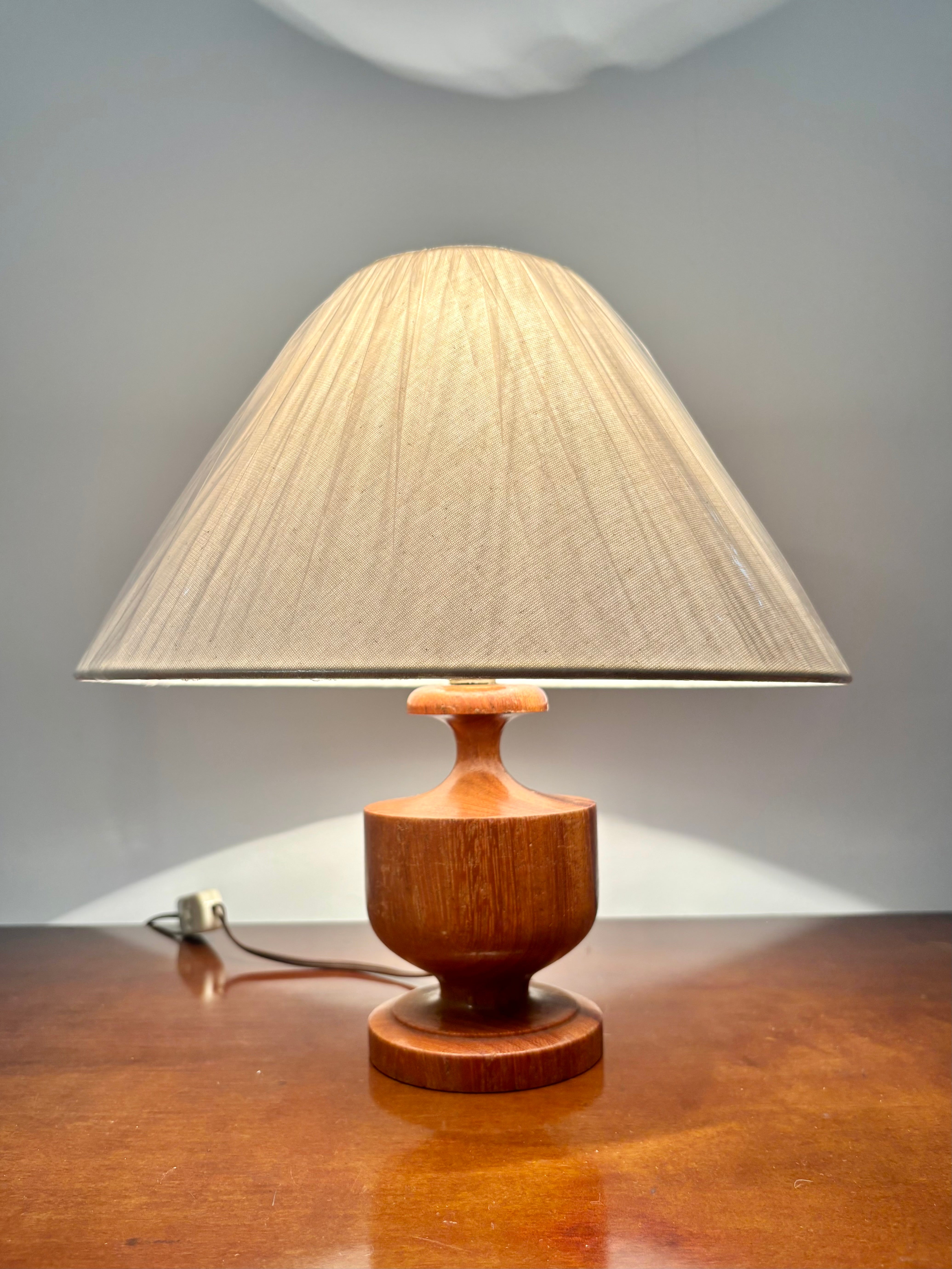 Abajur de Mesa Vintage base de madeira torneada Anos 60/70 – Estilo Escandinavo / Mid-Century Modern