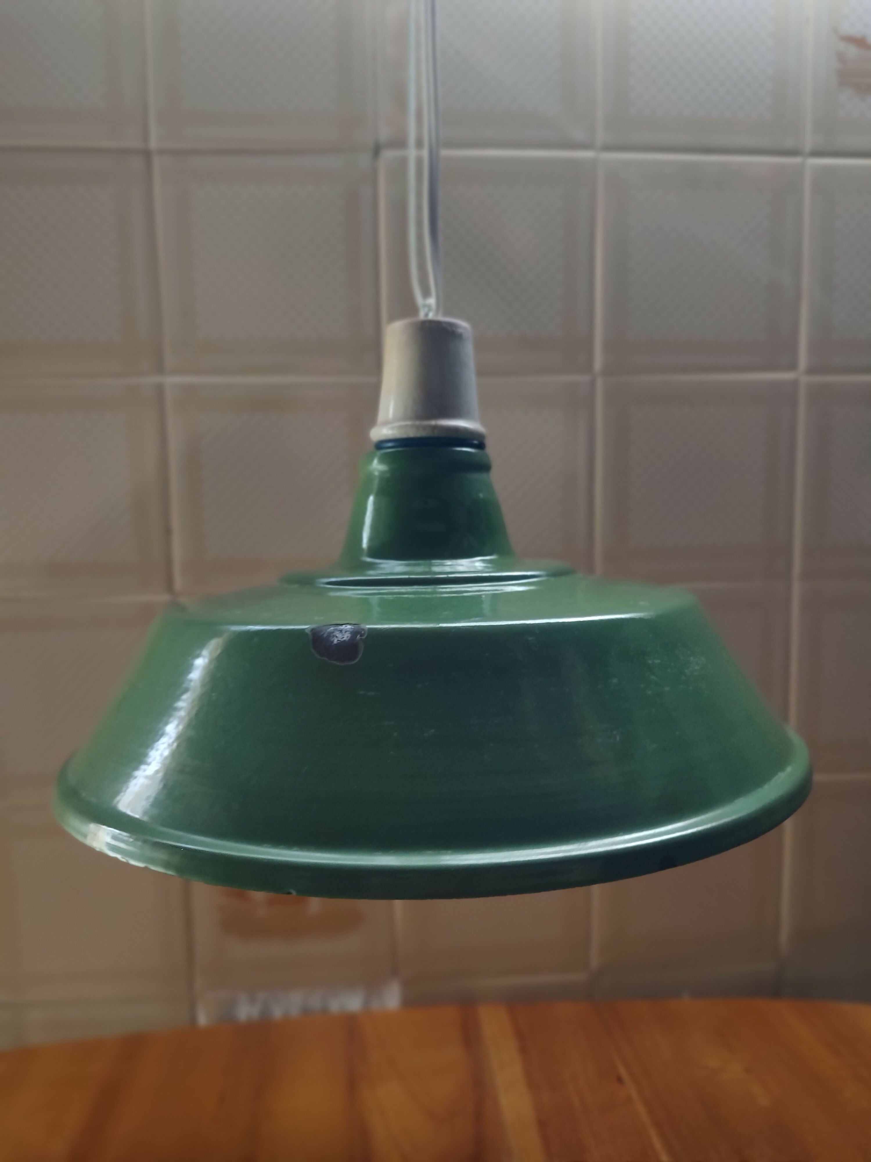Antigo Lustre / Luminária pendente Industrial com cúpula em metal com pintura verde militar