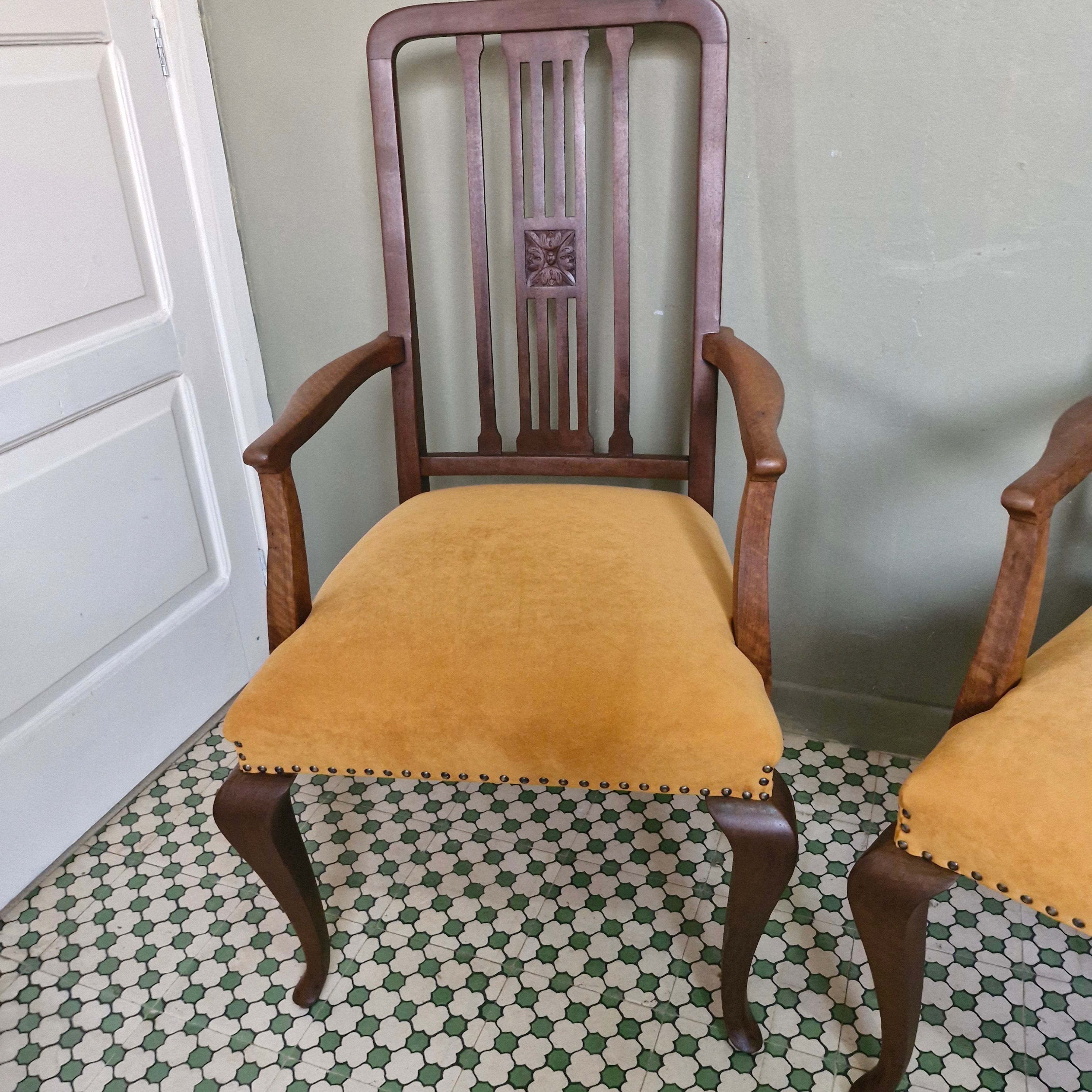 Par de Cadeiras Art Deco com estofado amarelo mostarda