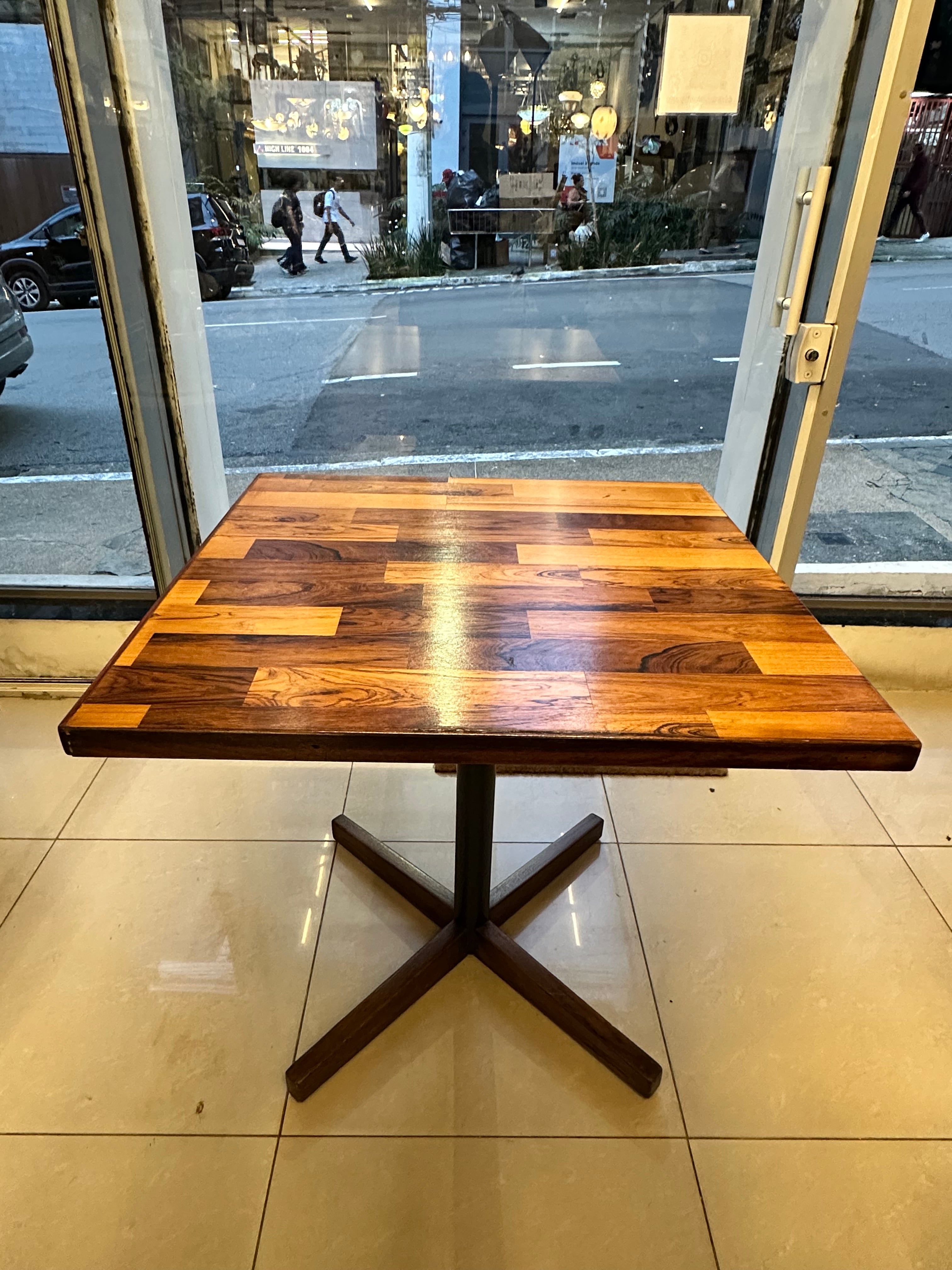 MESA DE JANTAR QUADRADA ZALSZUPIN EM MADEIRA TAQUEADA — BRASIL, c. 1960 🇧🇷