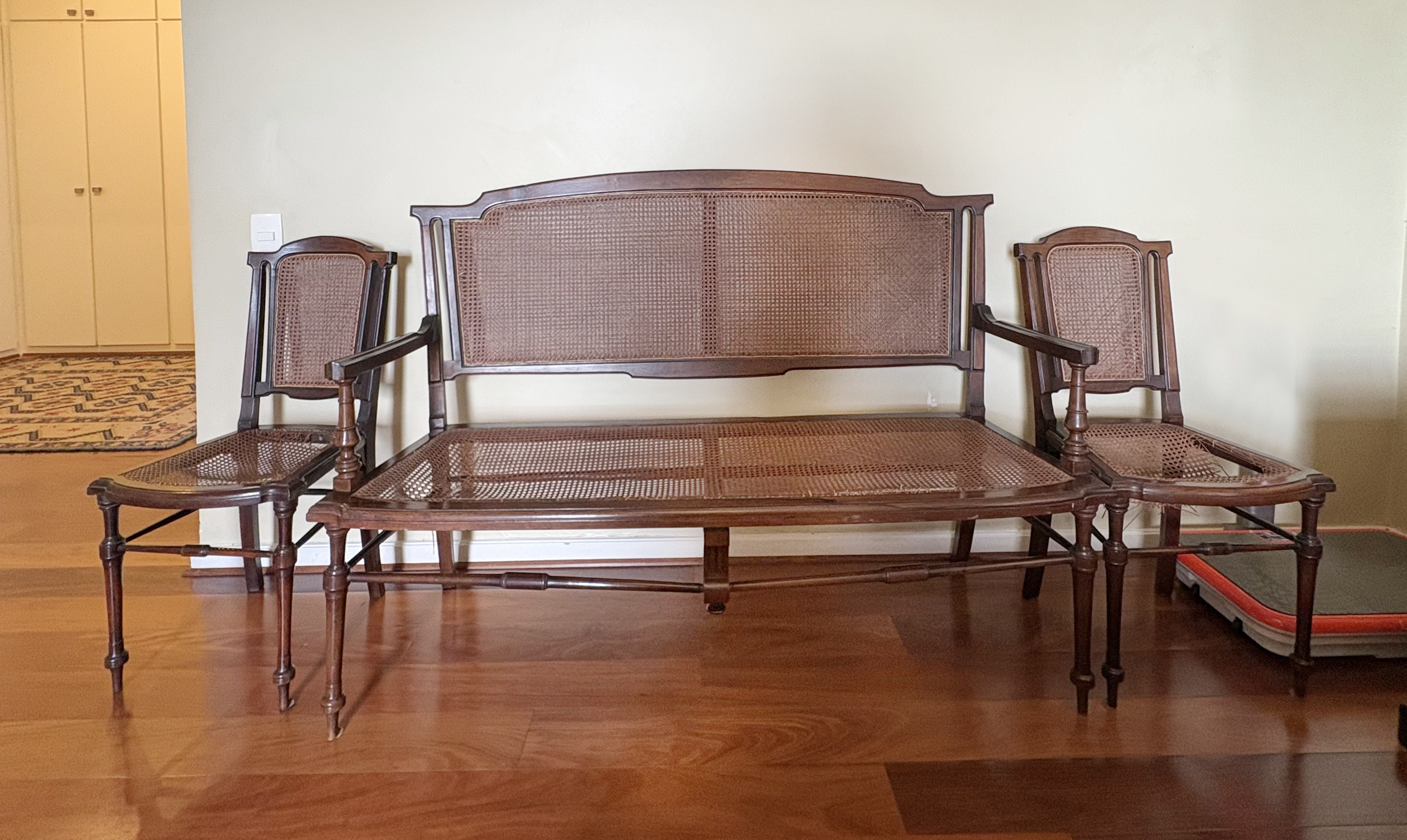 Conjunto Namoradeira em Madeira escura torneada e palhinha 