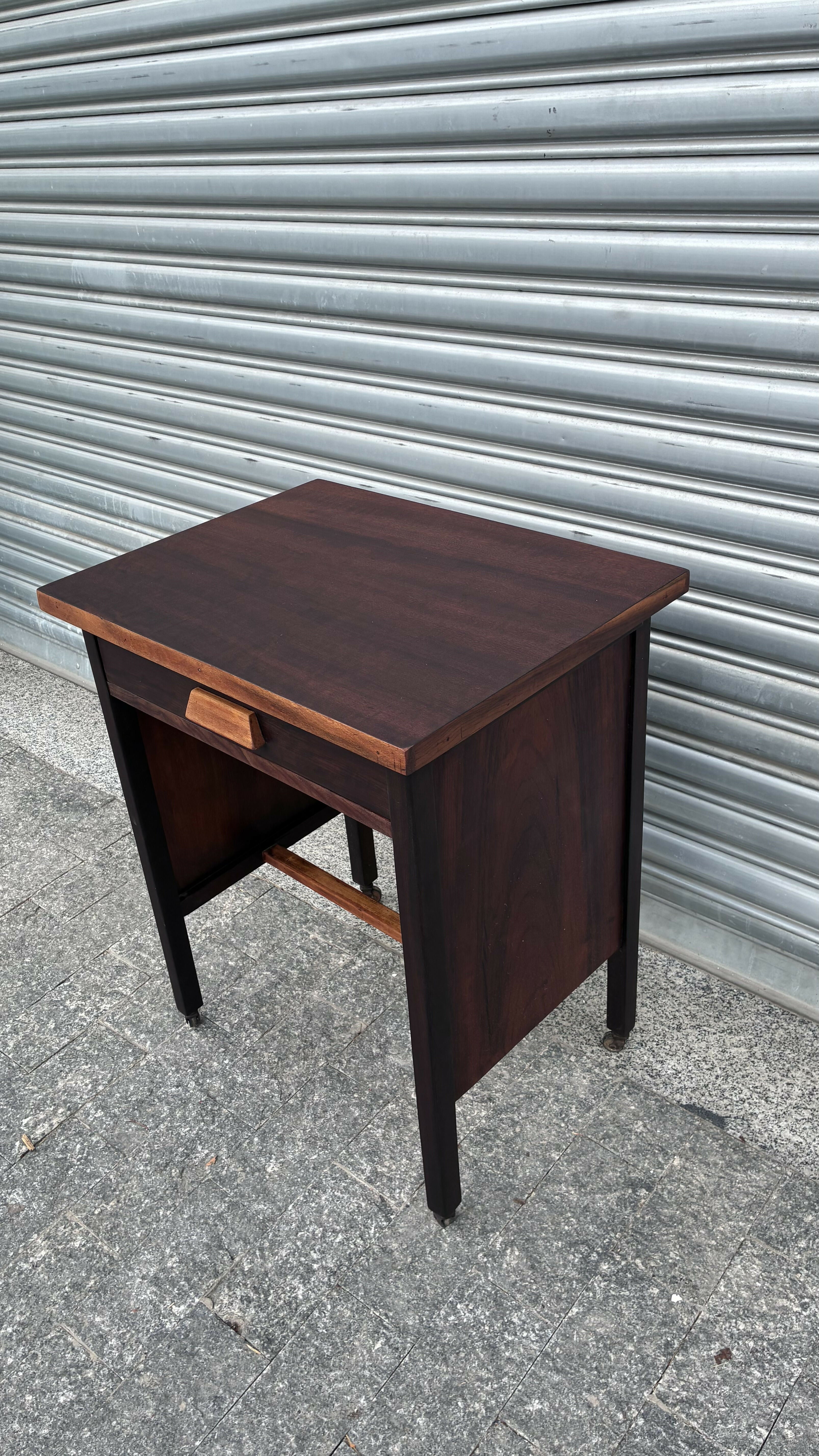 Mesinha de apoio em madeira maciça com gaveta