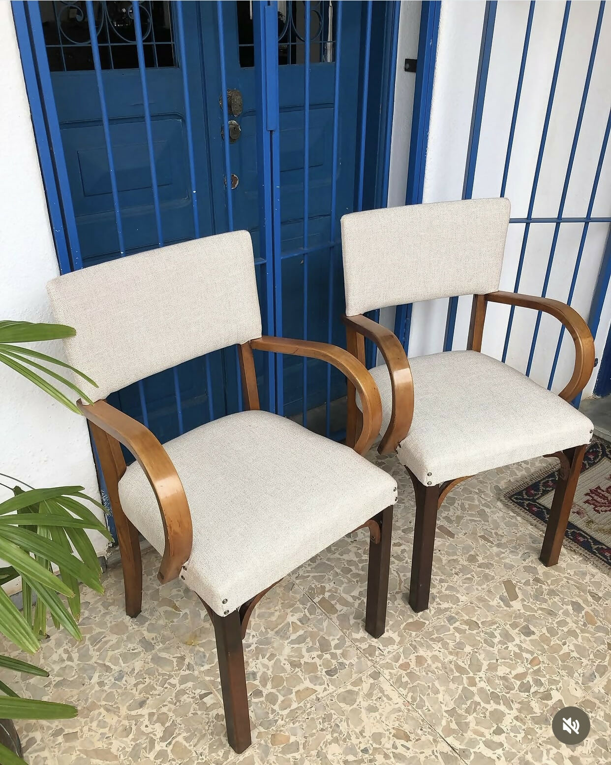 Poltronas em madeira e estofado claro (valor unitário)