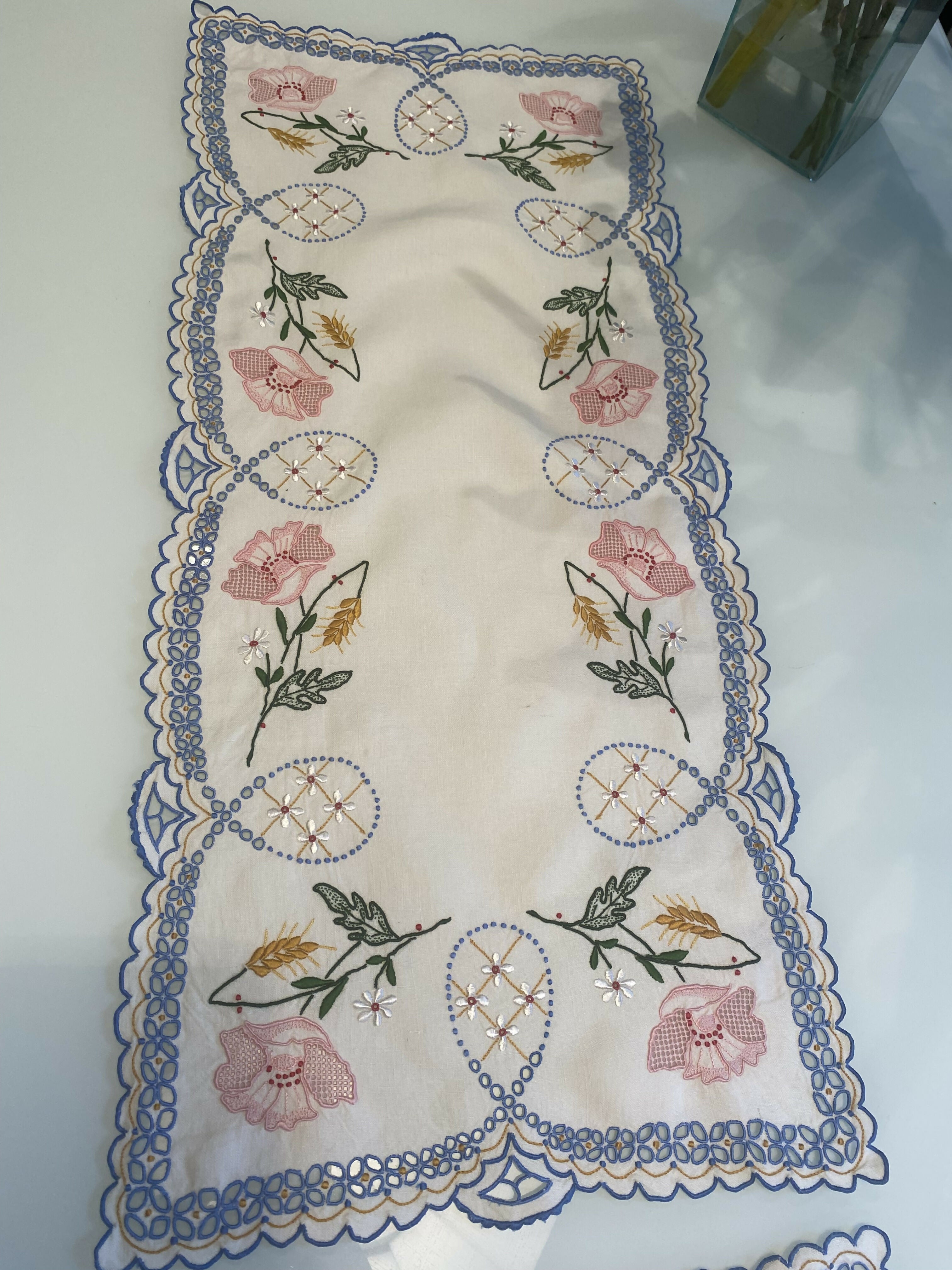 Lindo Caminho de Mesa Bordado à Mão (valor unitário)