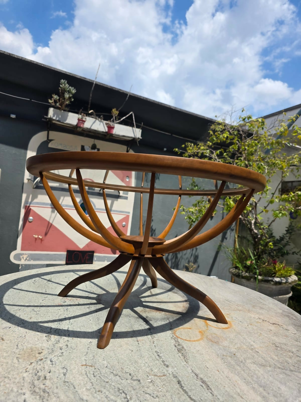 Mesa "Aranha" Giuseppe Scapinelli Design icônico com base escultural e tampo de vidro. Atemporal e elegante.