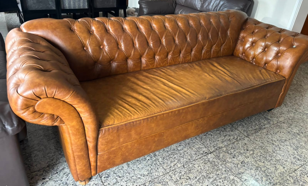 Sofá Chesterfield em Couro Capitonê Caramelo 