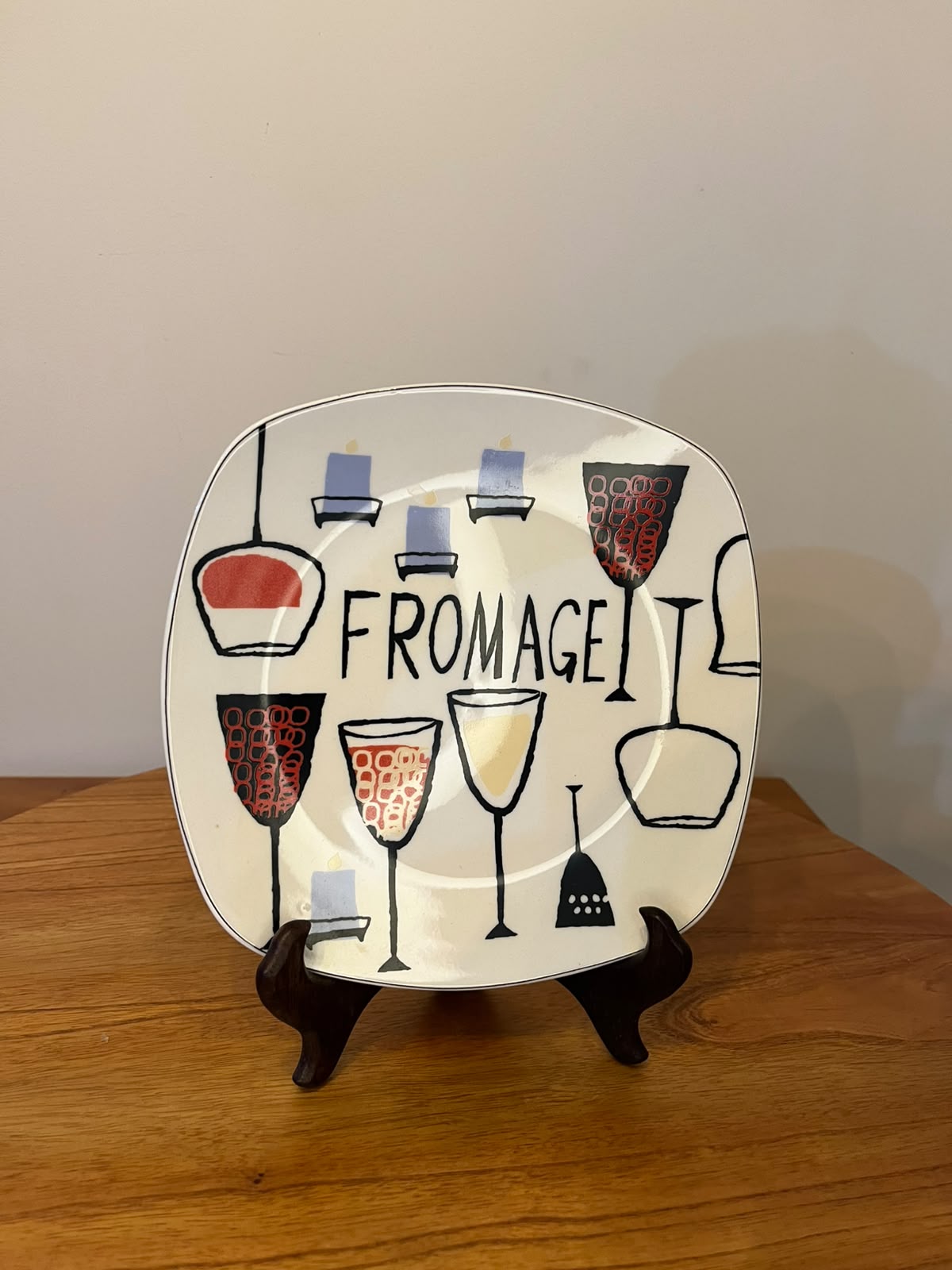 Conjunto com 4 Pratos Decorativos – Tema Vinho e Queijo – 20 × 20 cm