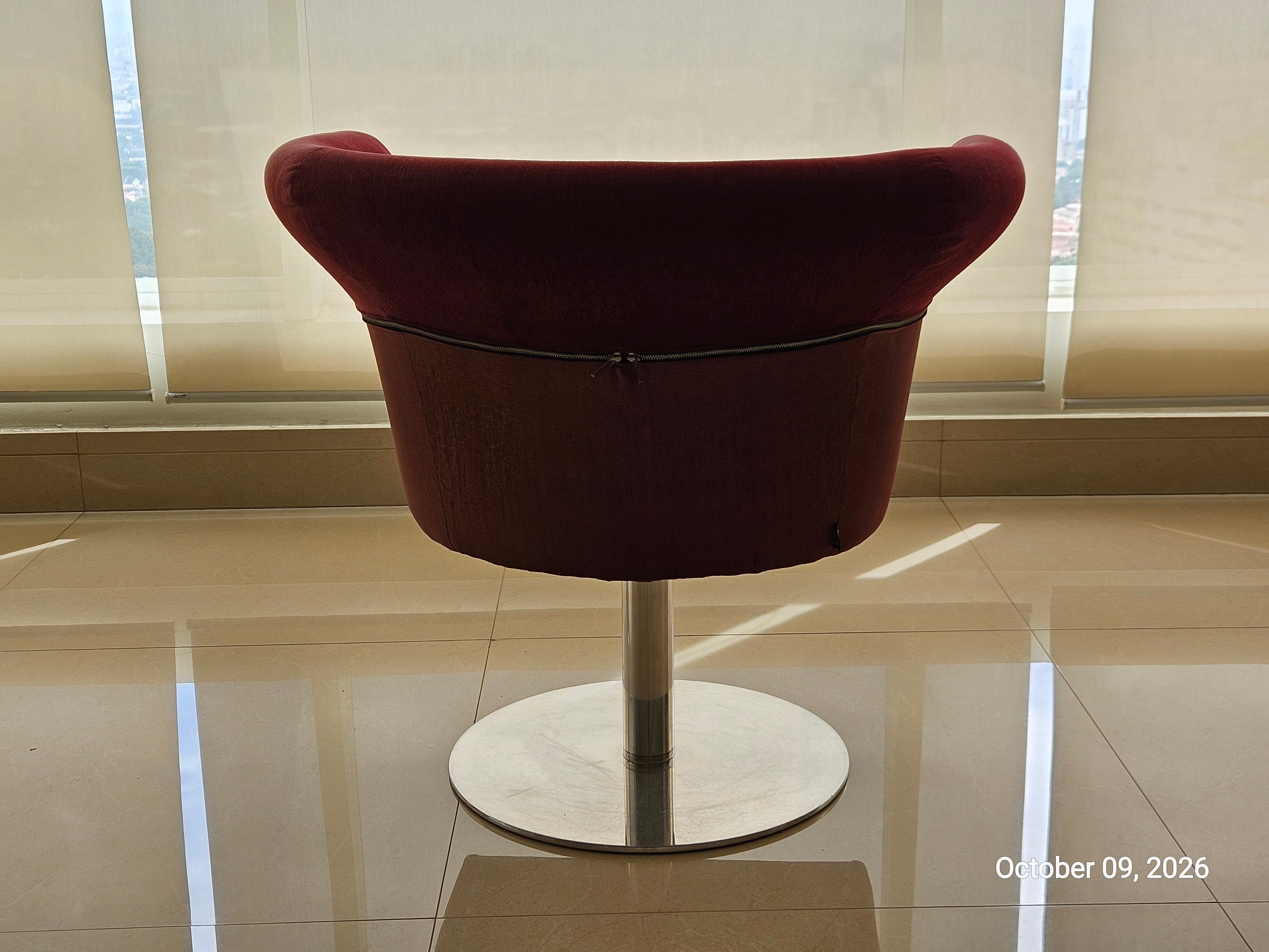 Poltrona Giratória Vinho e base em metal design SAVA