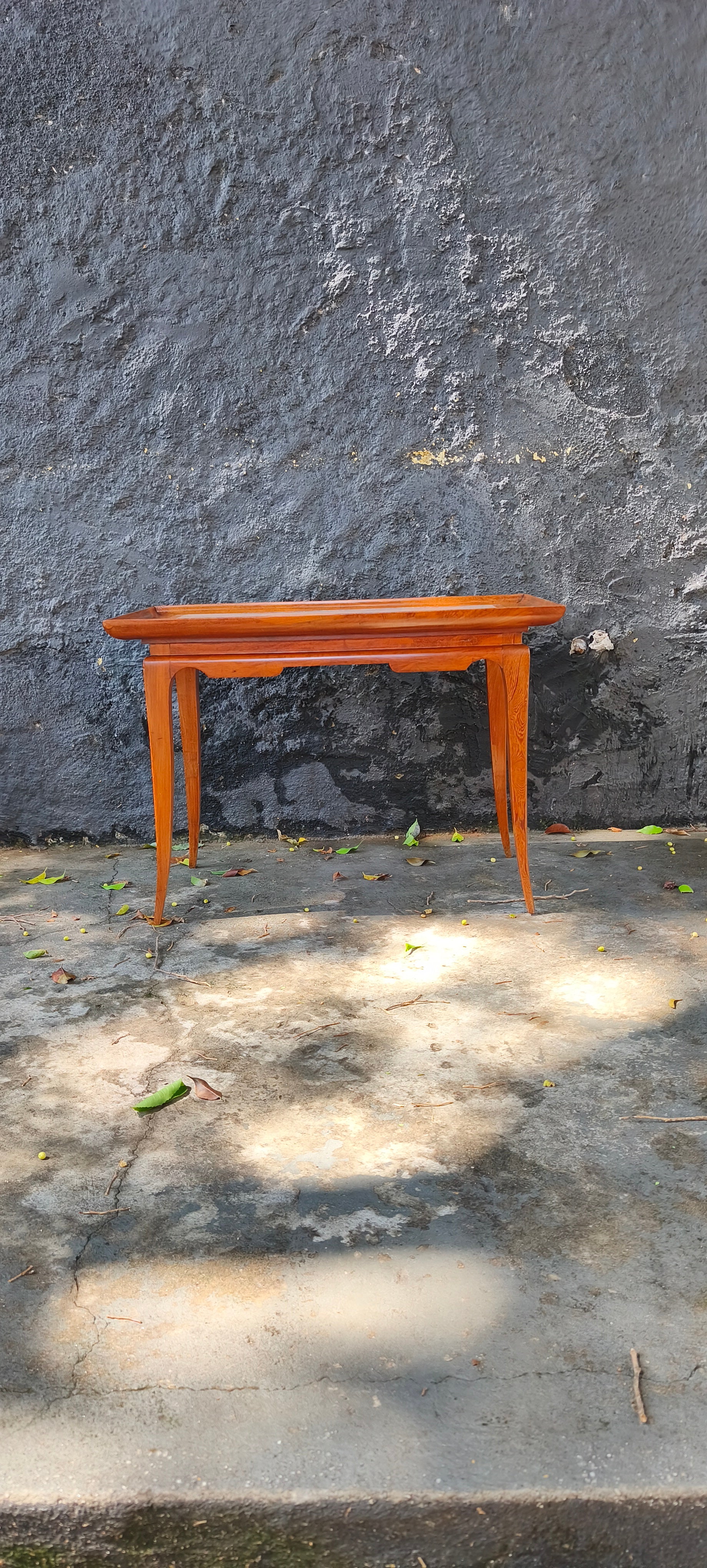Mesa de centro retangular em madeira clara com tampo estofado em couro branco - restaurada