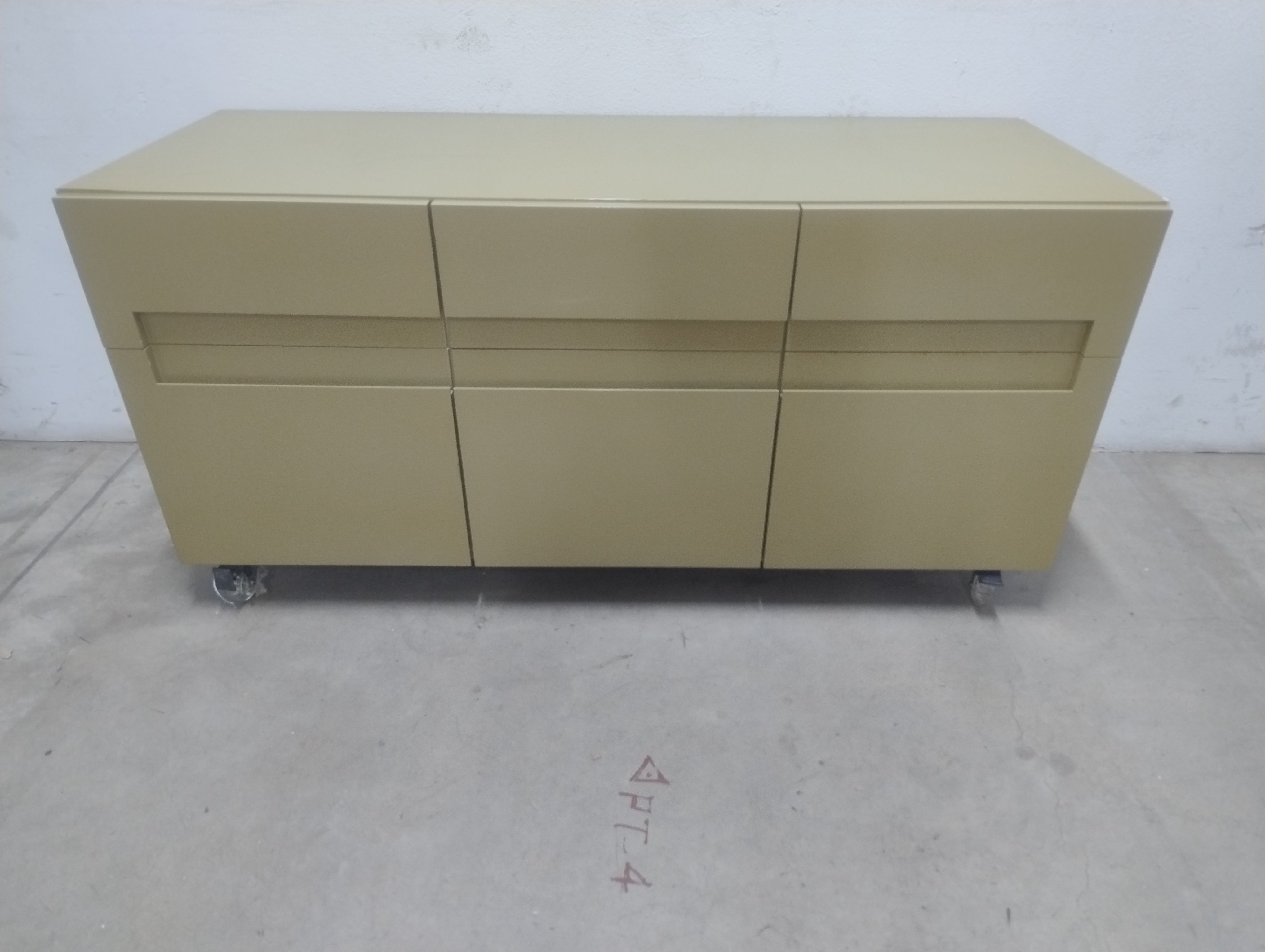 Rack / Buffet em Madeira Laqueada com Rodinhas