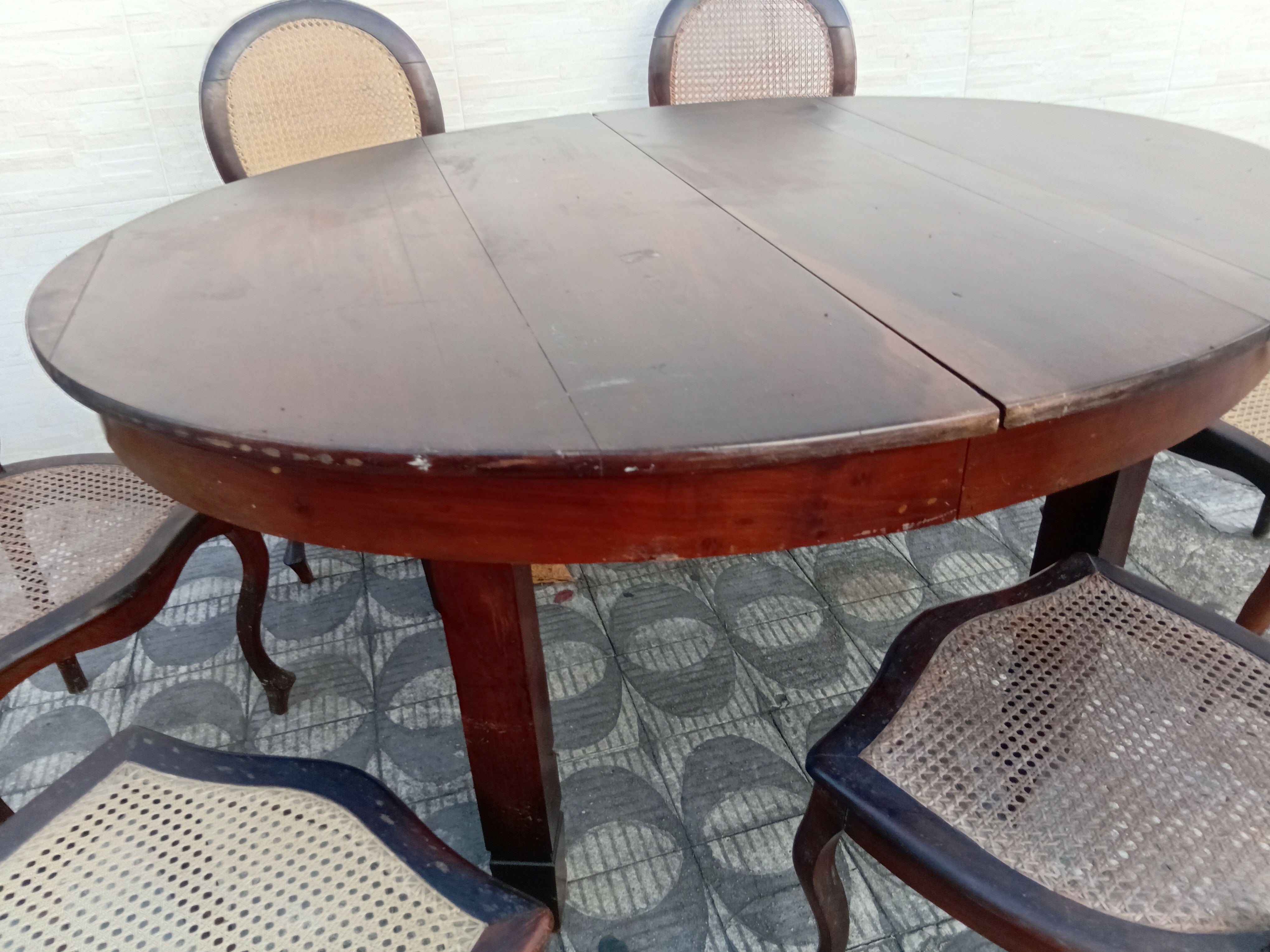 Jogo de mesa Oval com 6 cadeiras em Jacarandá