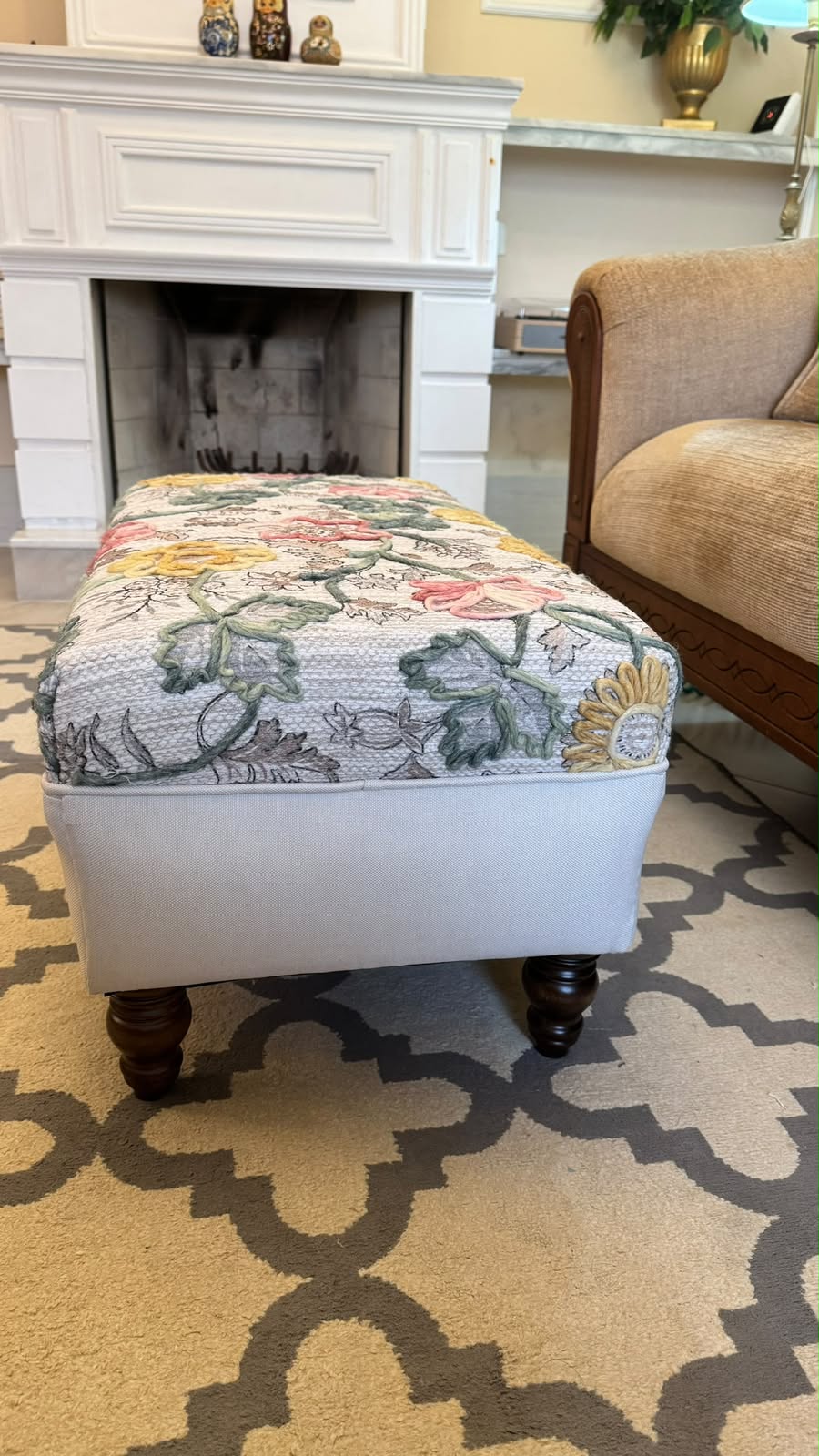 Pufe / Banqueta / Mesa de centro /Apoio para os pés em tecido floral com bordado 