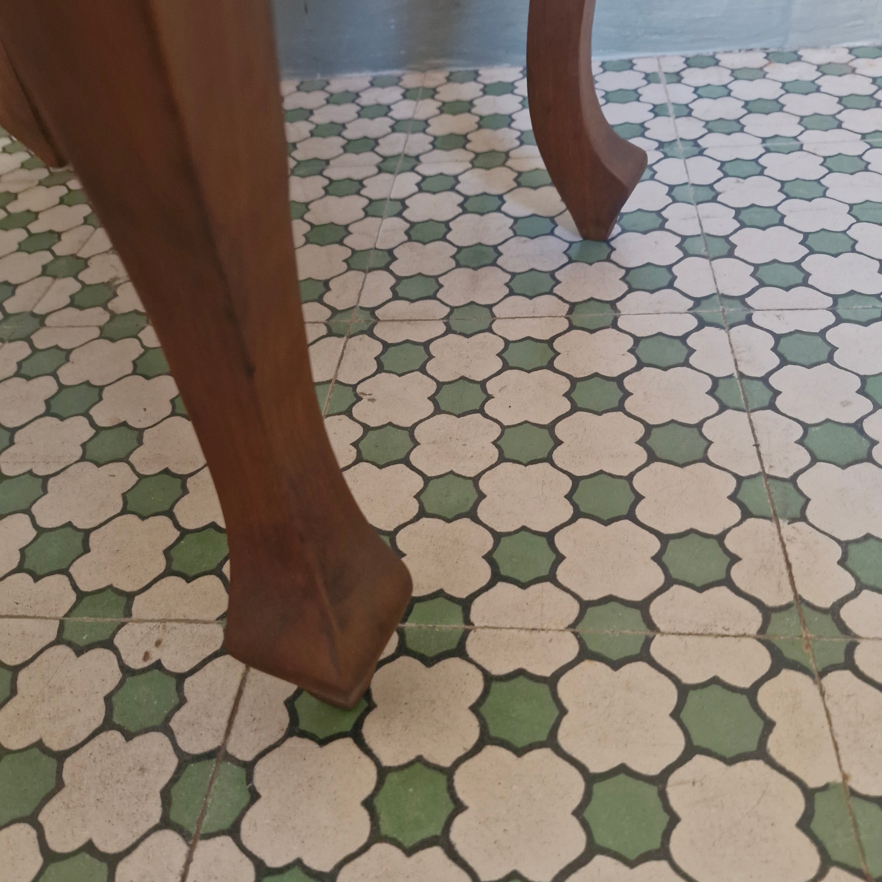 Banqueta Luiz XV com estofado em linho 