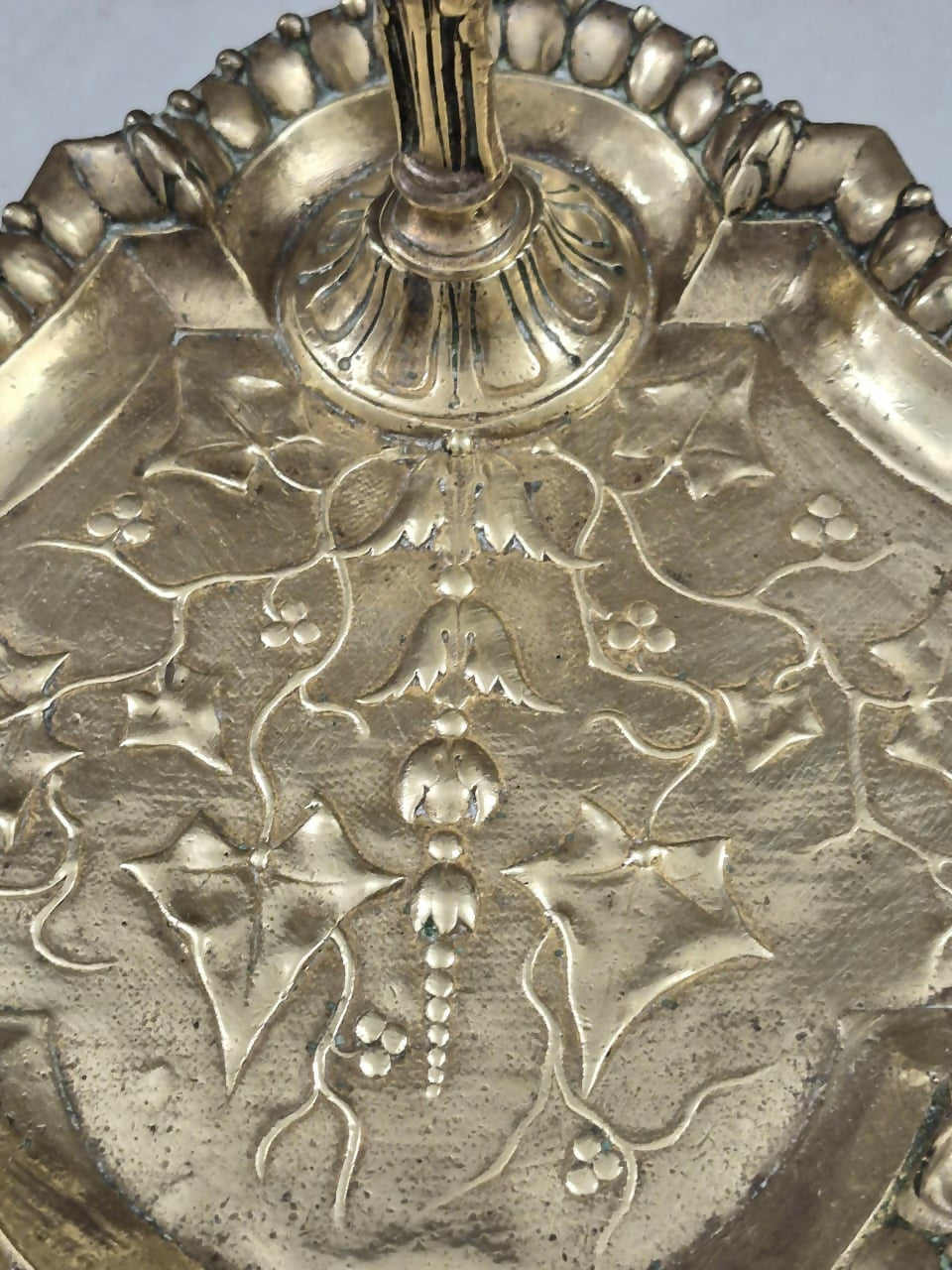 Incrível petisqueira / fruteira em bronze maciço com maravilhoso cinzelamento Art Noveau.