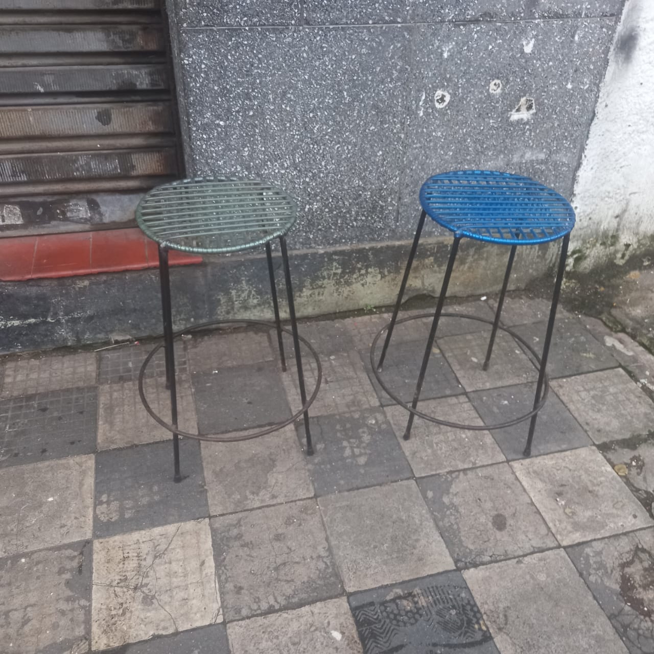 Bancos redondos em ferro com assento em espaguete colorido (azul e verde) 
