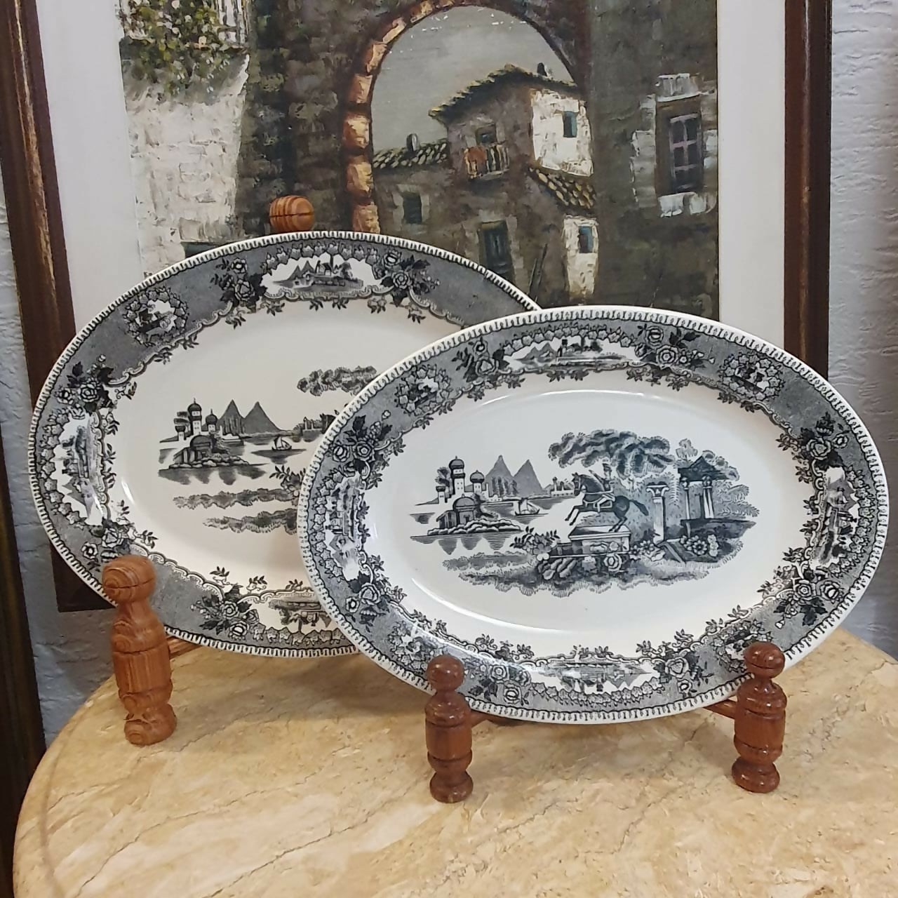 Par de travessas em faiança portuguesa antiga Sacavém, decoração "Estátua " em excelente estado!