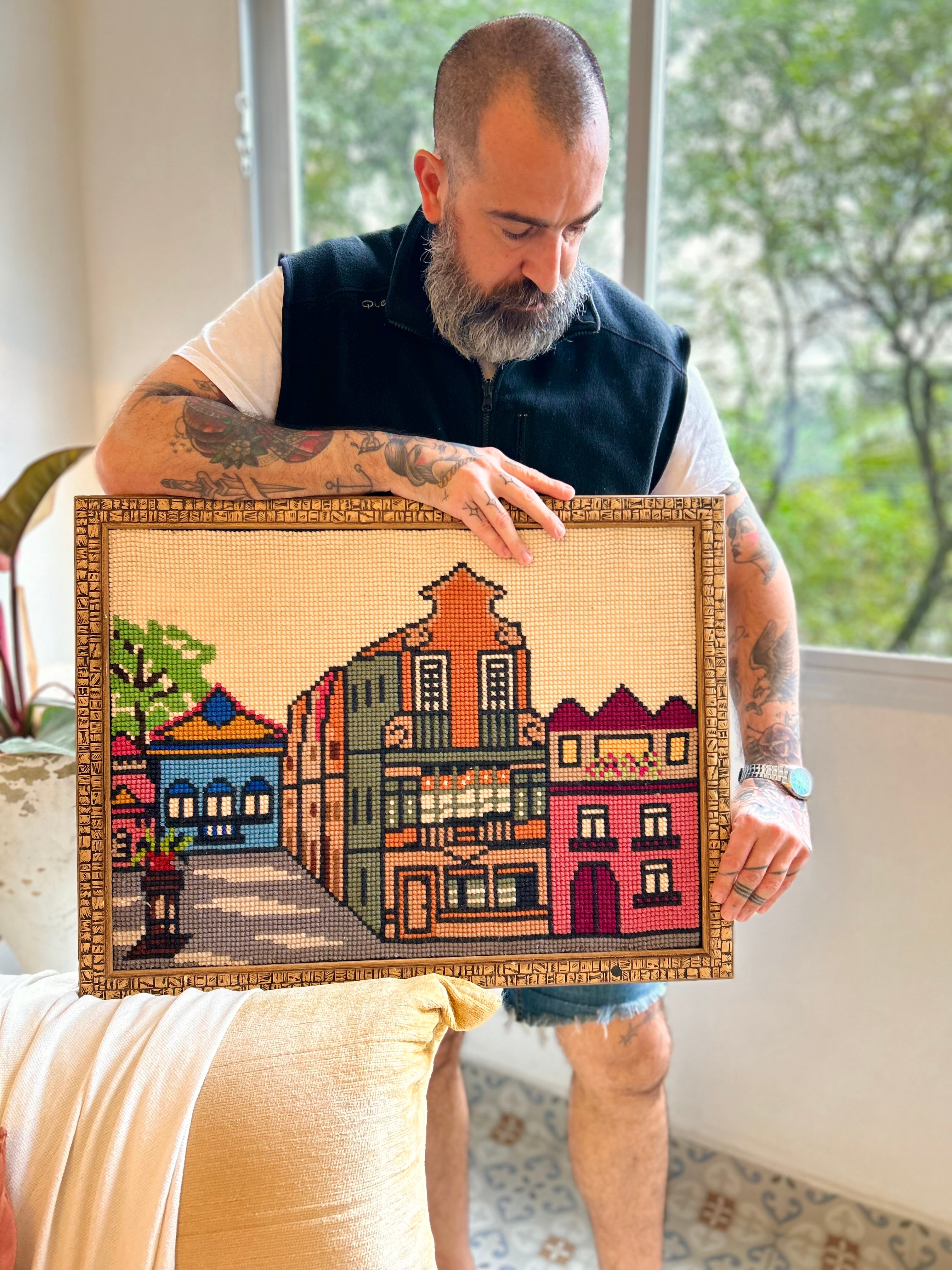 Quadro de Tapeçaria Vintage "Casario Colonial" com Moldura