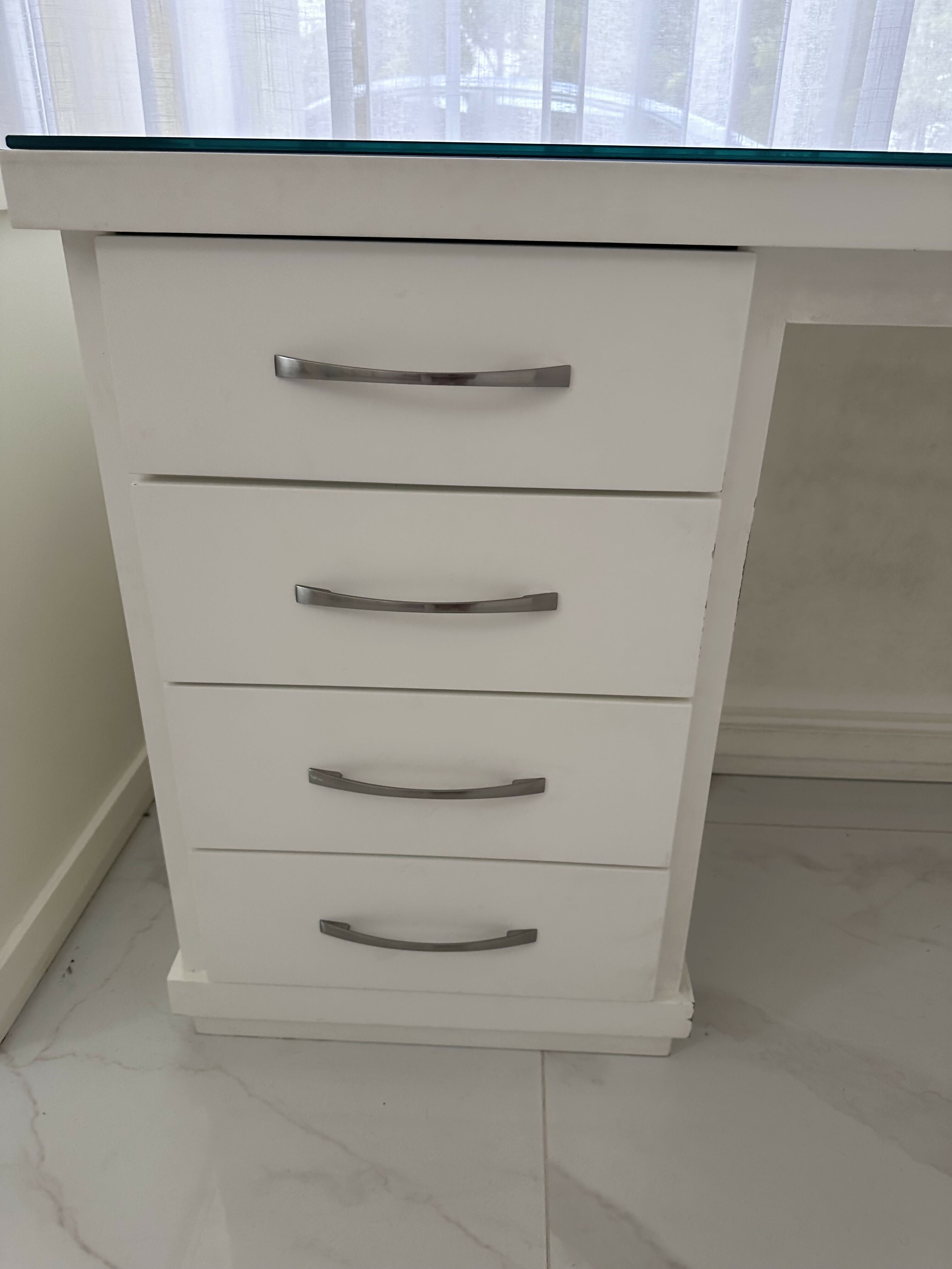 Escrivaninha em madeira laqueada branca com tampo de vidro auxiliar fume