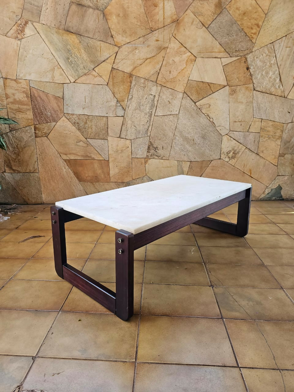 Linda mesa de centro em jatoba maciço e tampo de mármore.