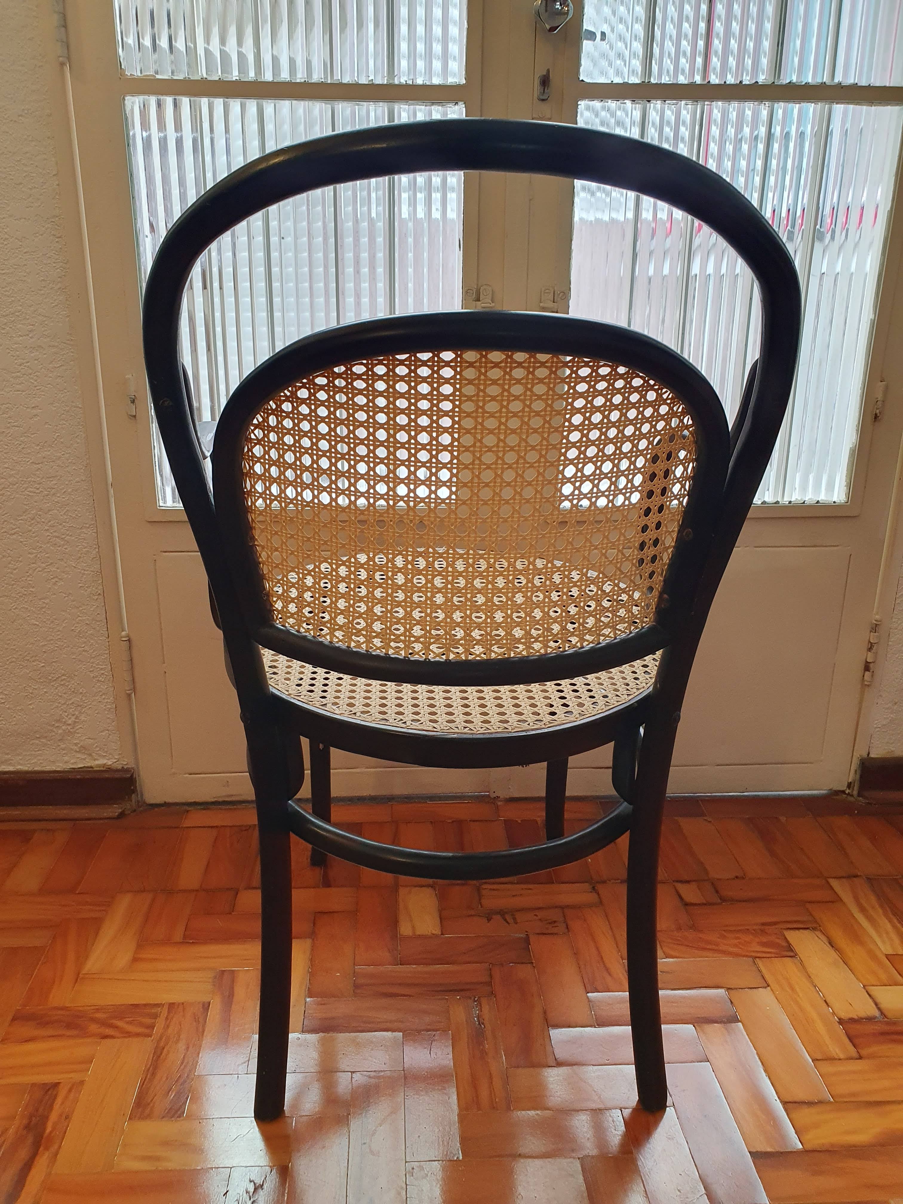 CADEIRA THONET PRETA COM BRAÇOS (THONART)