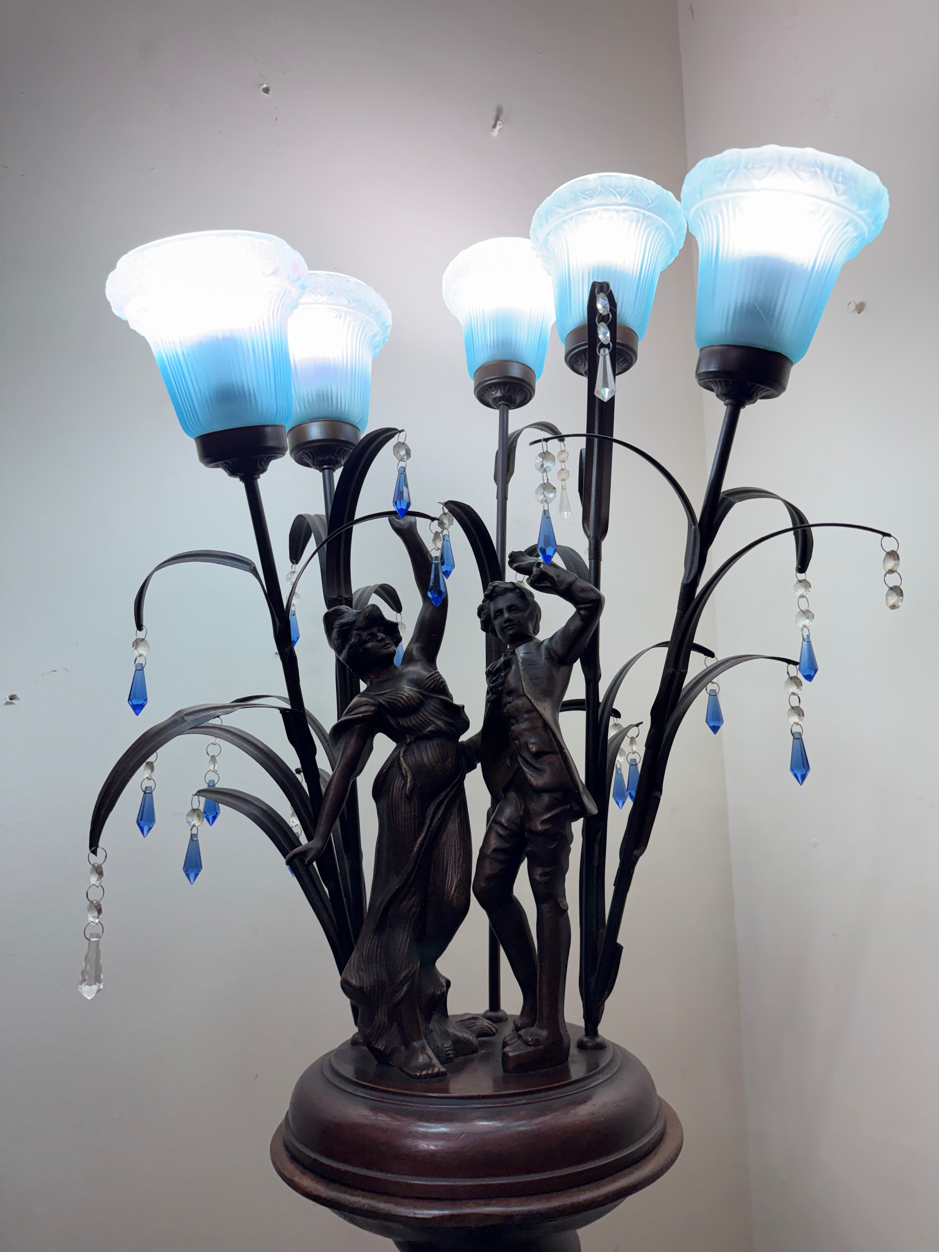 Belissima Luminaria em Petit Bronze com escultura representando casal na chuva com cúpulas azuis e pingentes de cristal