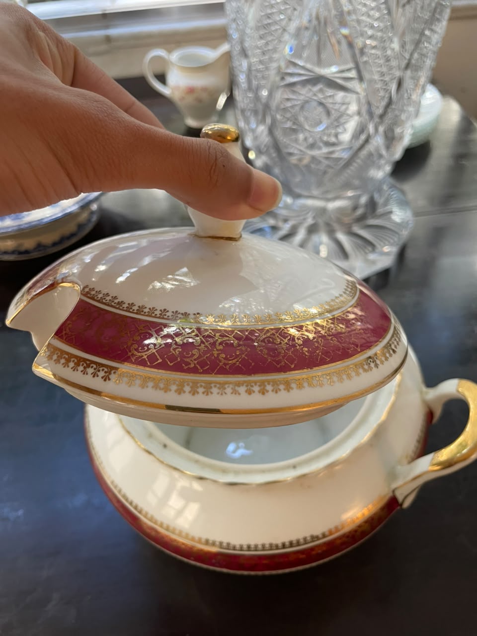 Sopeira em porcelana Steatita com detalhes dourados 