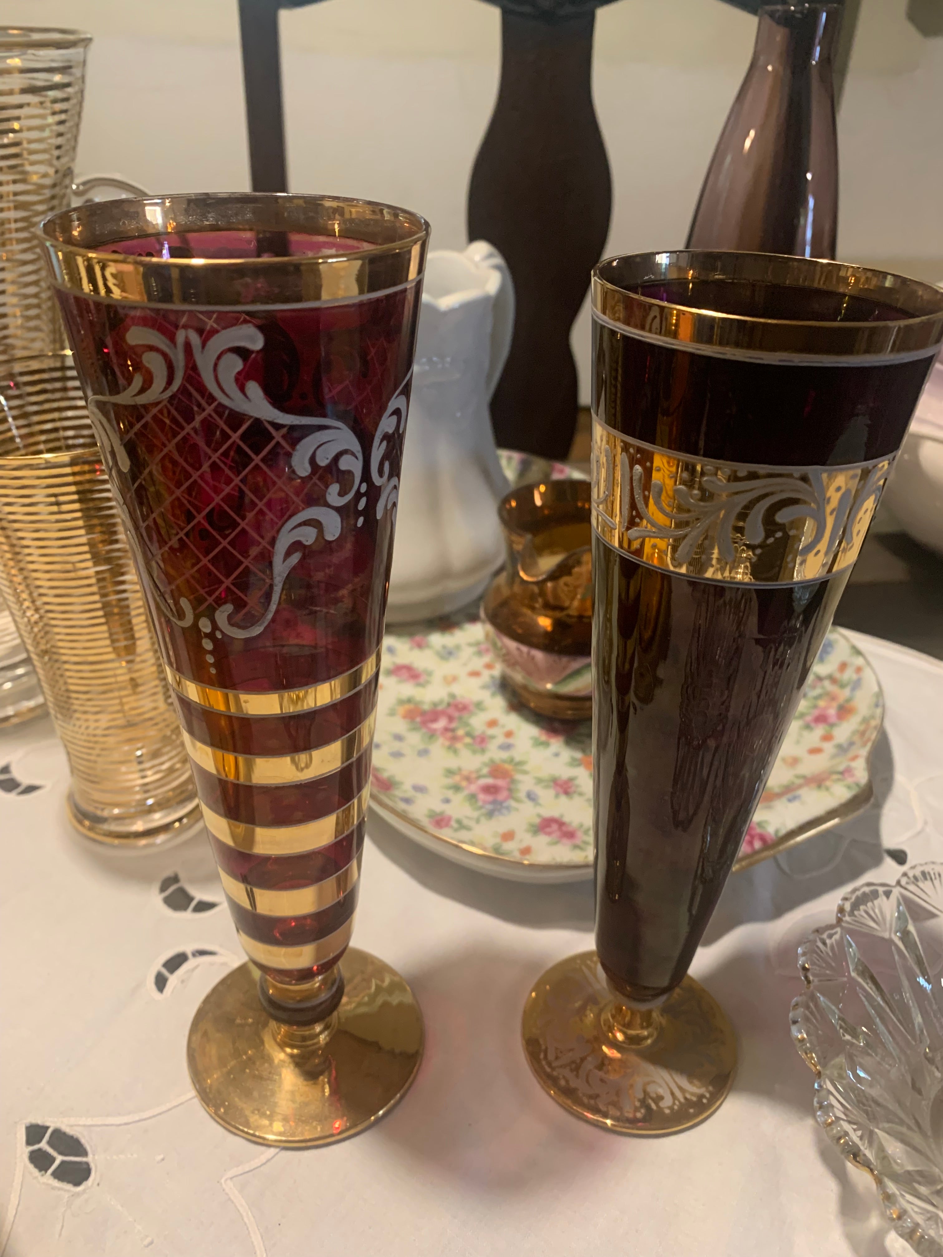 Taças antigas cor de vinho com detalhes dourados