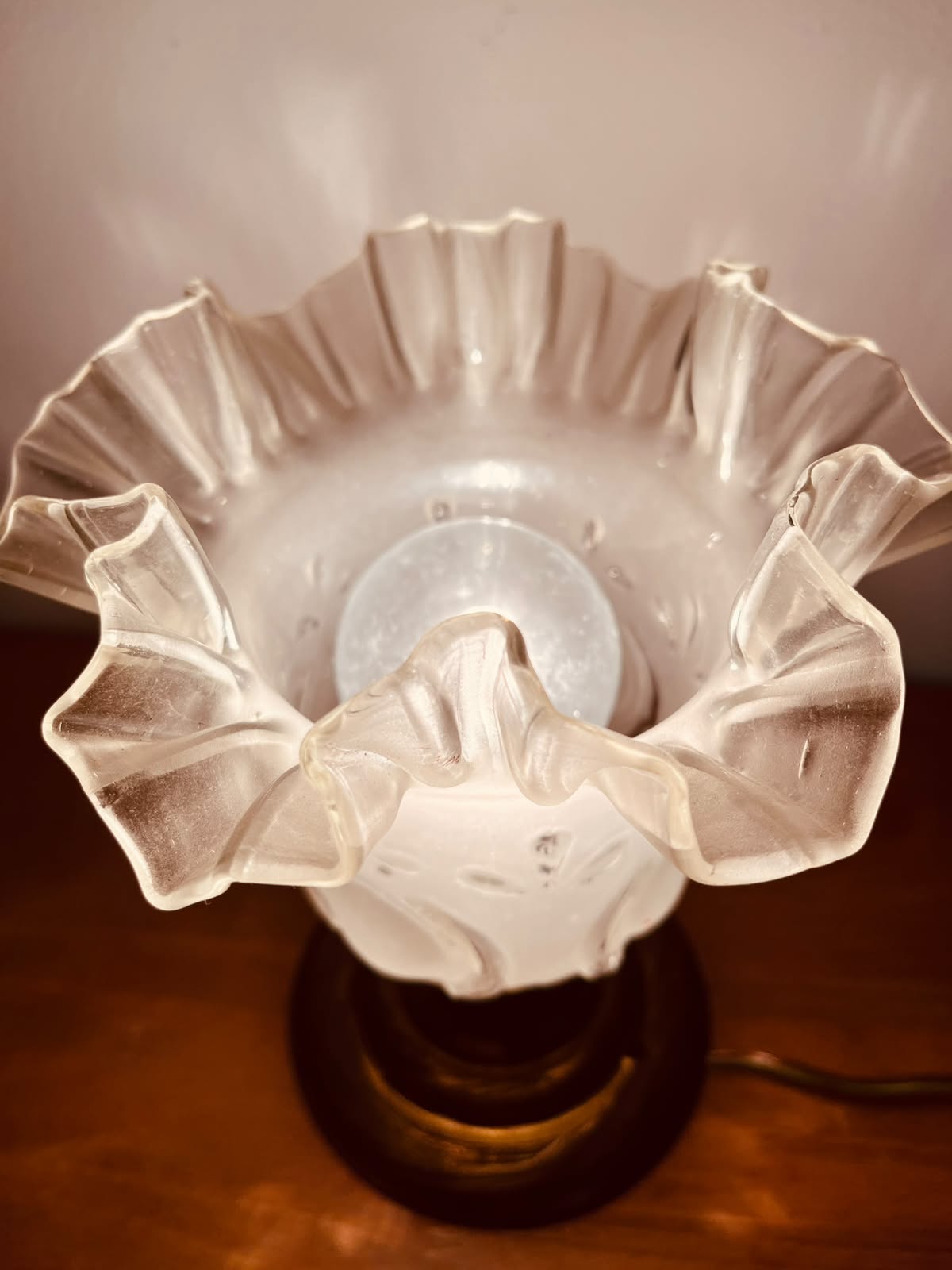 Abajur Antigo Art Nouveau com cúpula de Tulipa em vidro fosco