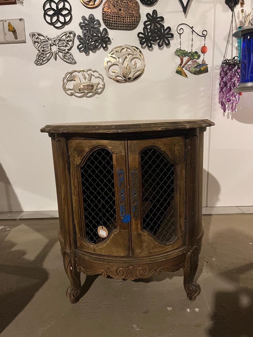 Móvel de Apoio em Madeira com Portas Teladas e Entalhes