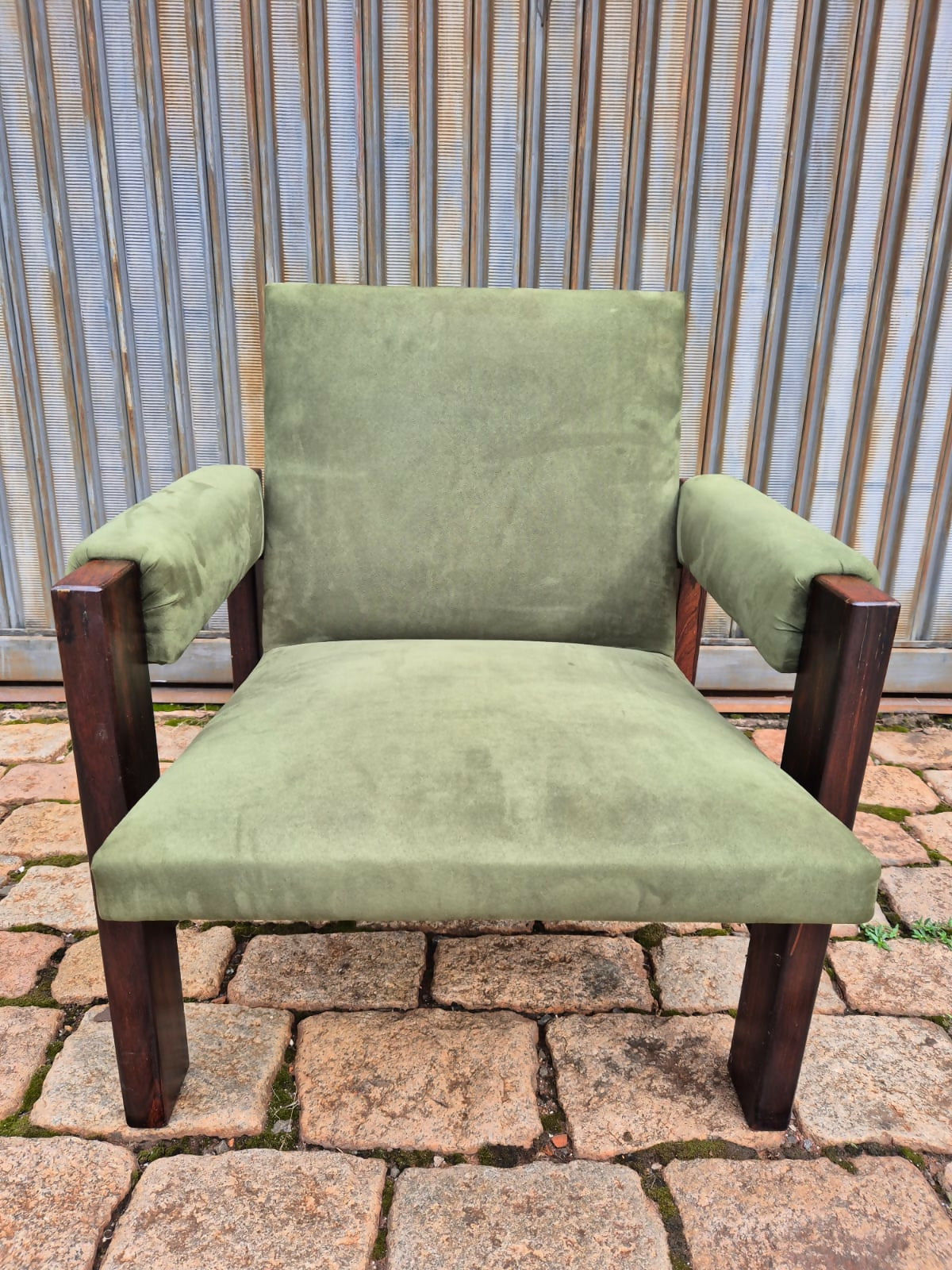 Poltrona anos 70 em Jacarandá e veludo verde