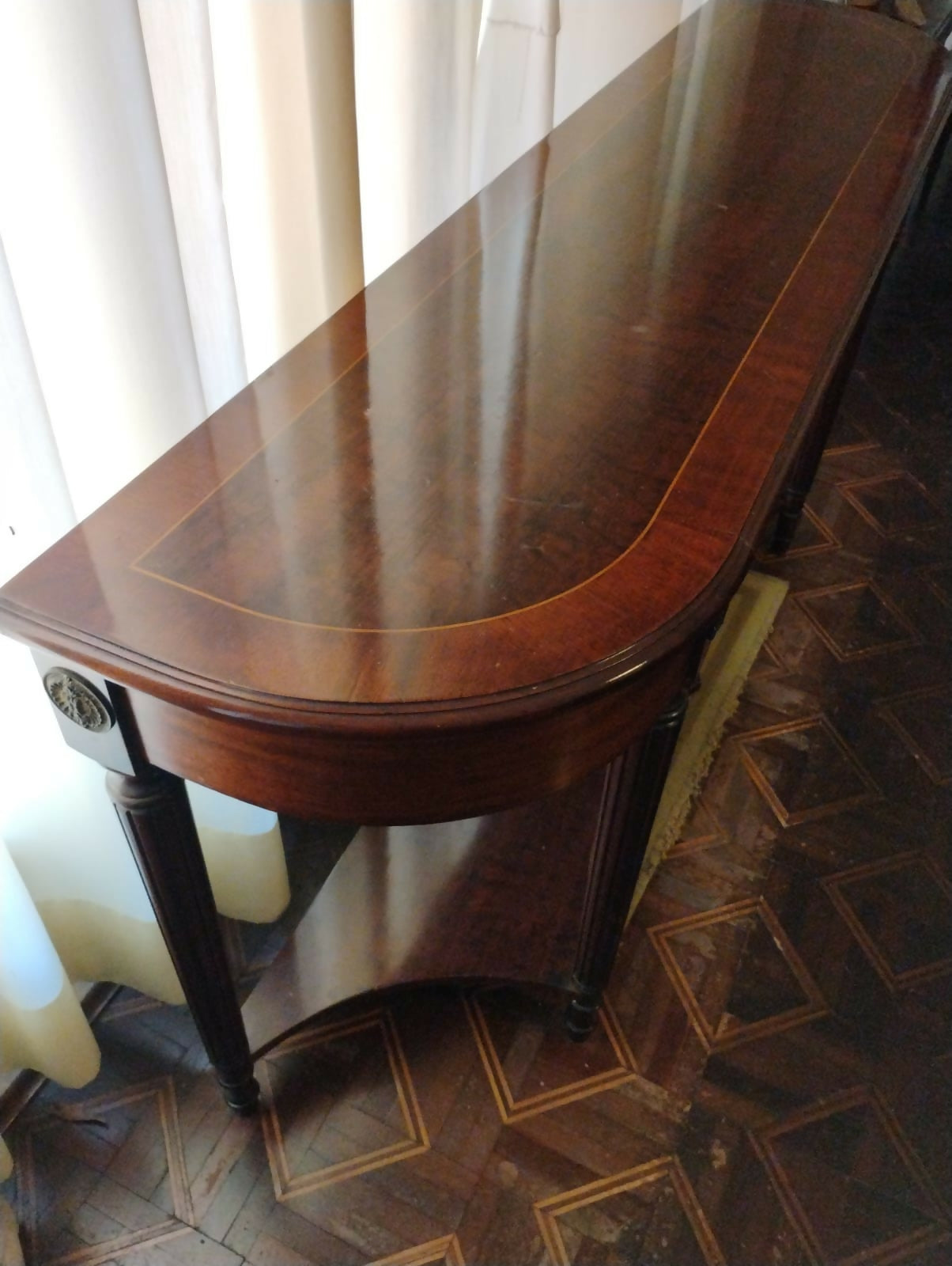 Aparador Clássico em Madeira Maciça – Estilo Elegante e Sofisticado