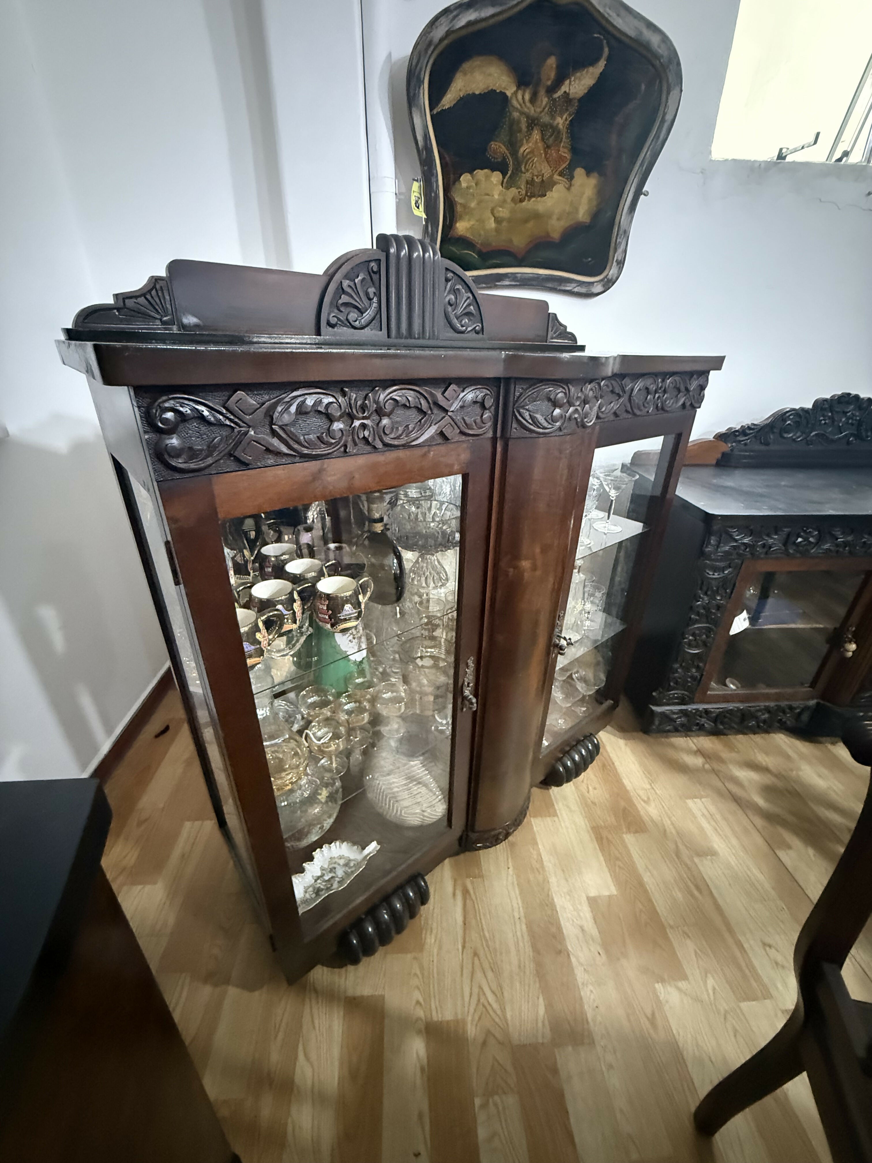 Cristaleira Clássica em Madeira Nobre com Patas de Leão