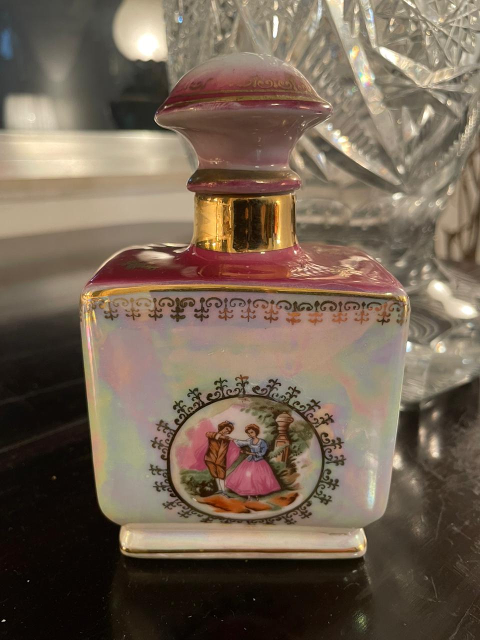 Perfumeiro em porcelana com cena galante 